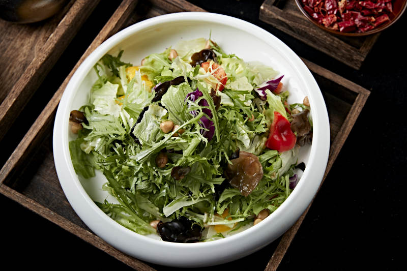 圓瓷盤裝的農家拌菜