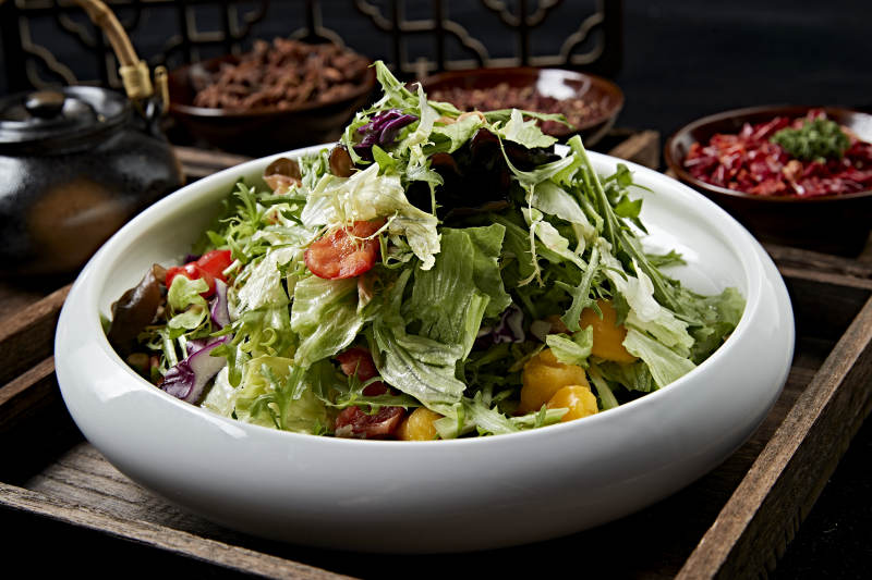 圓瓷盤裝的農家拌菜