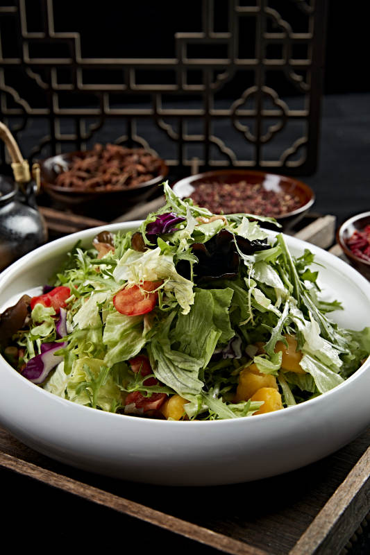 圓瓷盤裝的農家拌菜