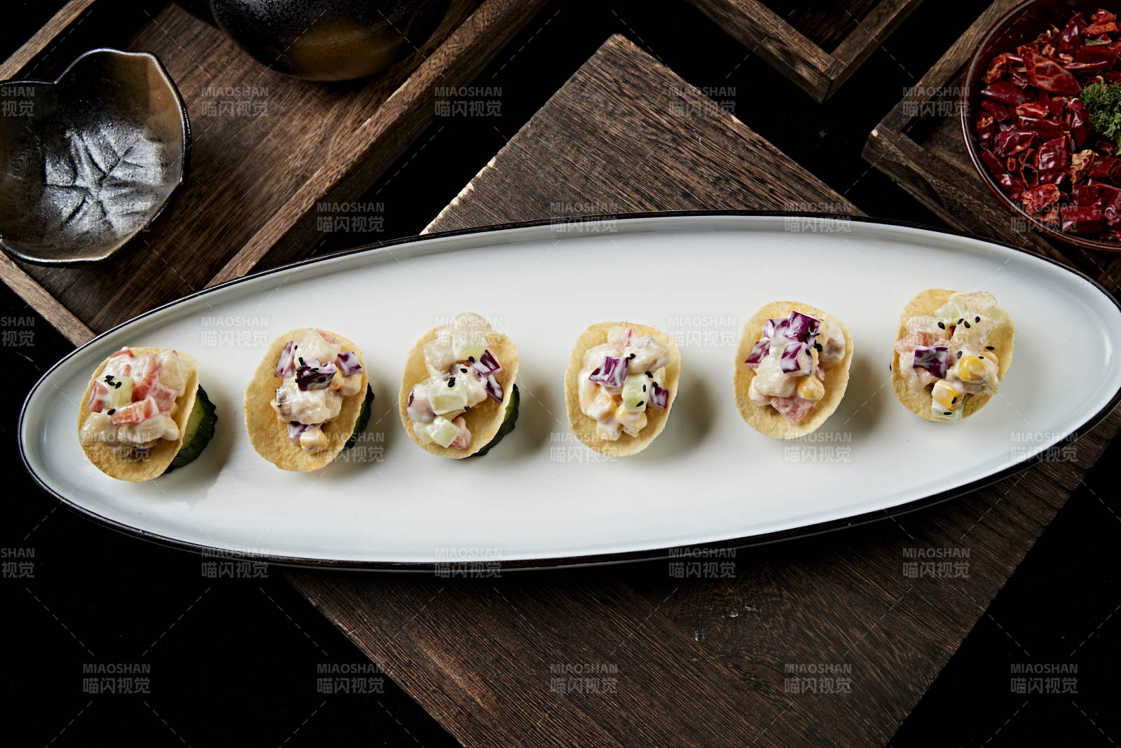 薯片配魚肉粒果蔬沙拉