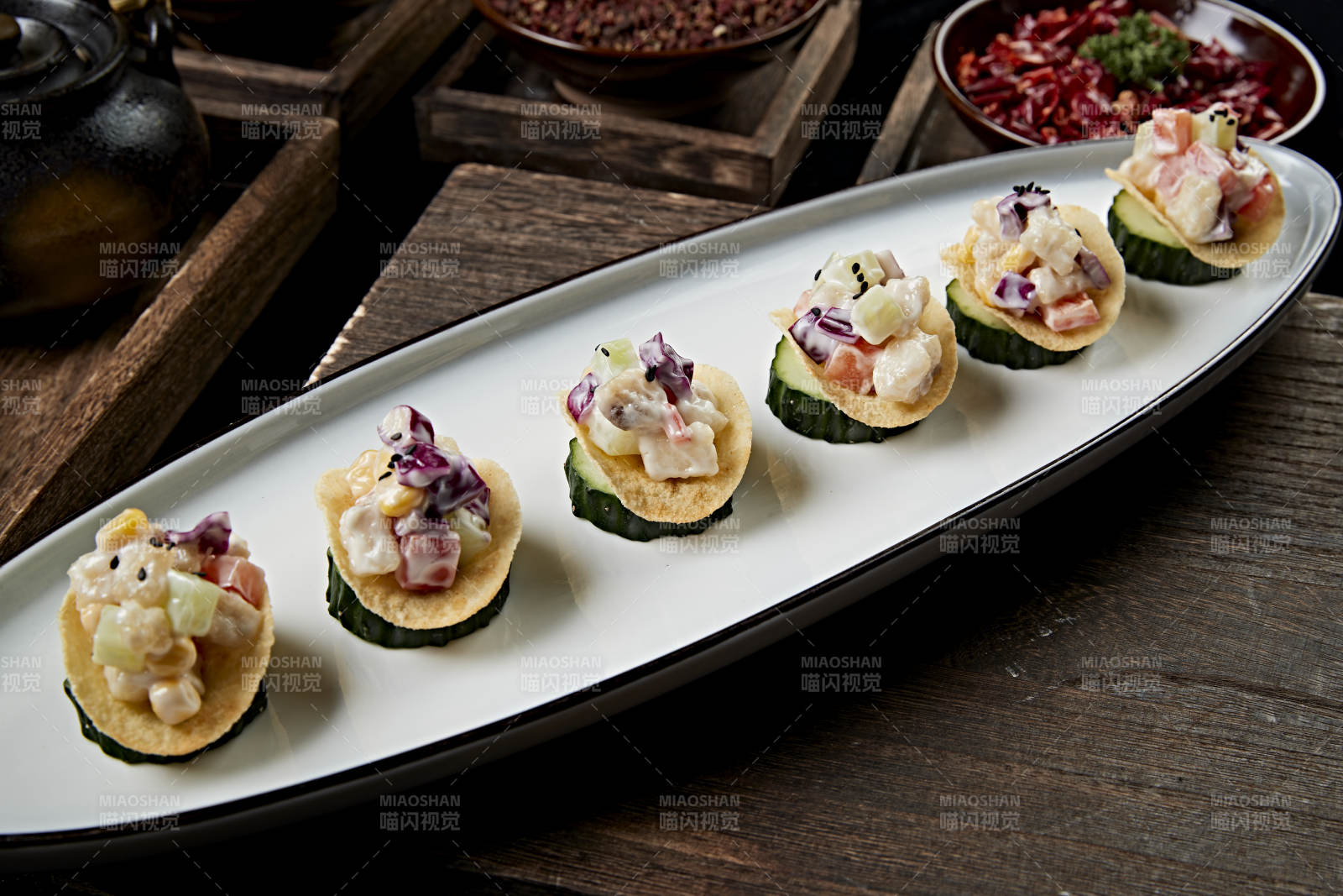 薯片配鱼肉粒果蔬沙拉