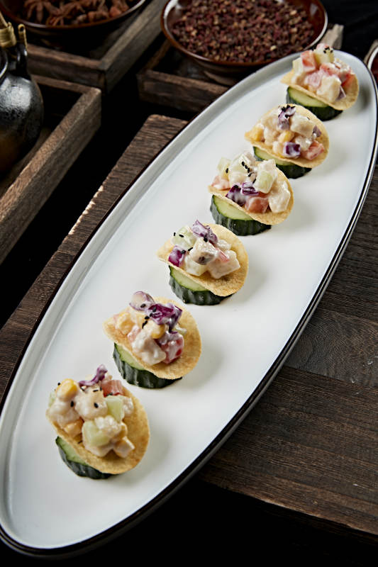 薯片配鱼肉粒果蔬沙拉