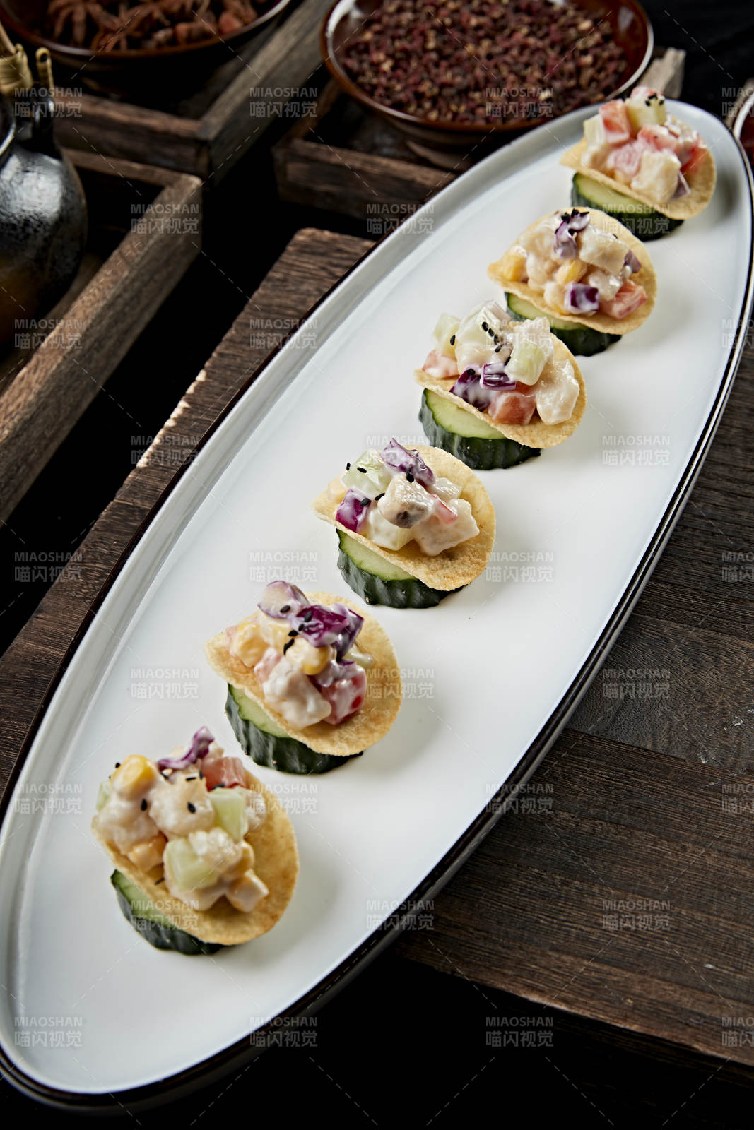 薯片配魚肉粒果蔬沙拉