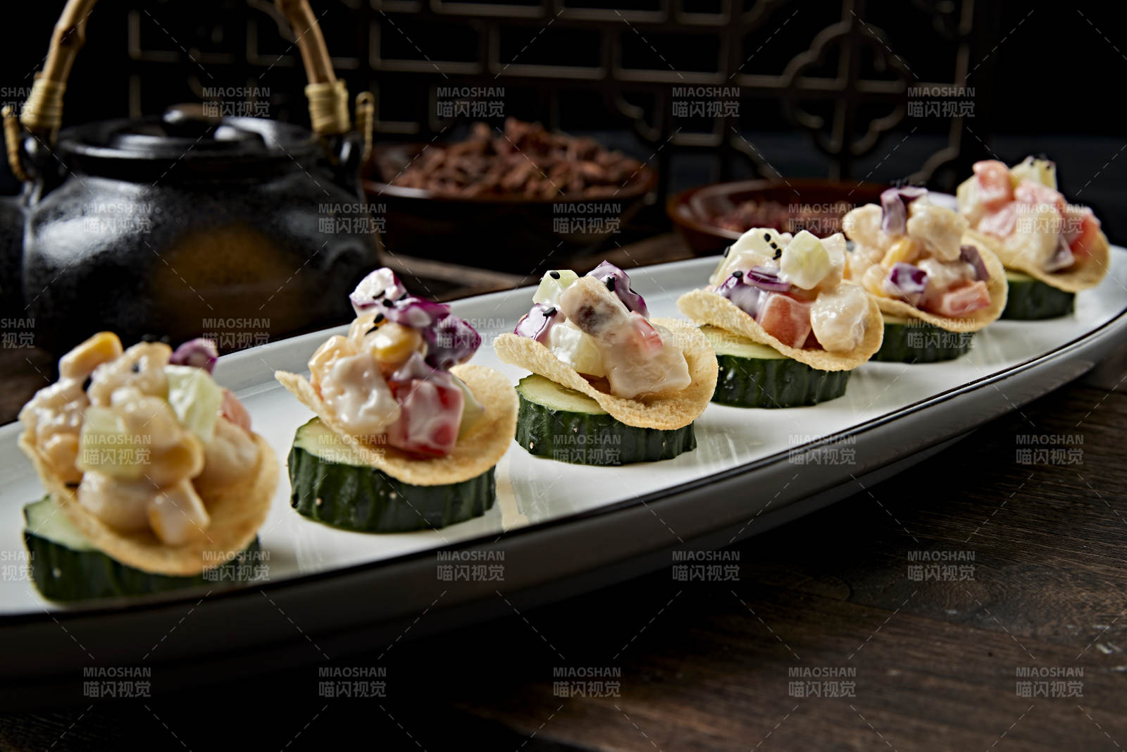 薯片配魚肉粒果蔬沙拉