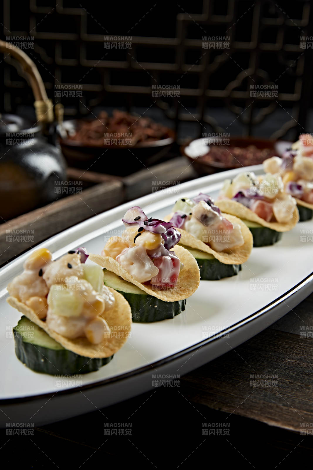 薯片配魚肉粒果蔬沙拉