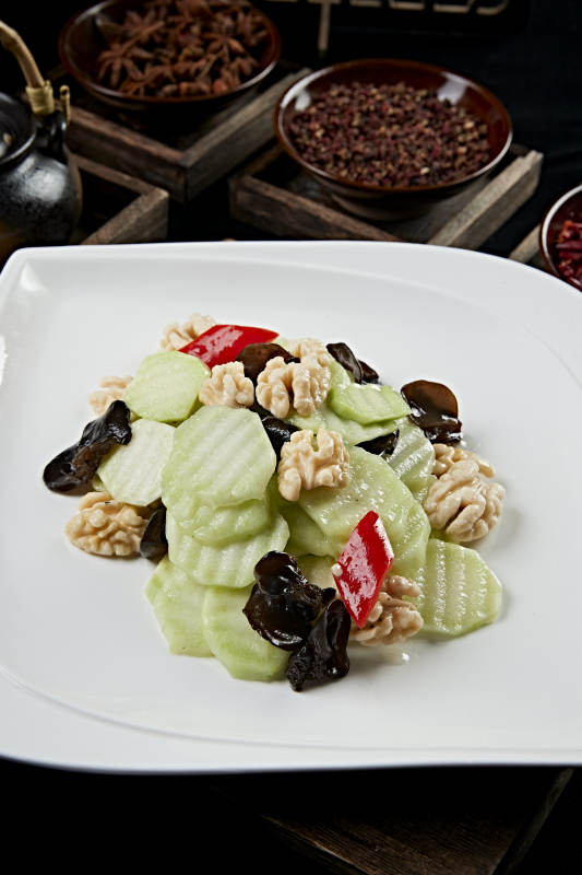 彩椒木耳芦笋炒鲜核桃仁