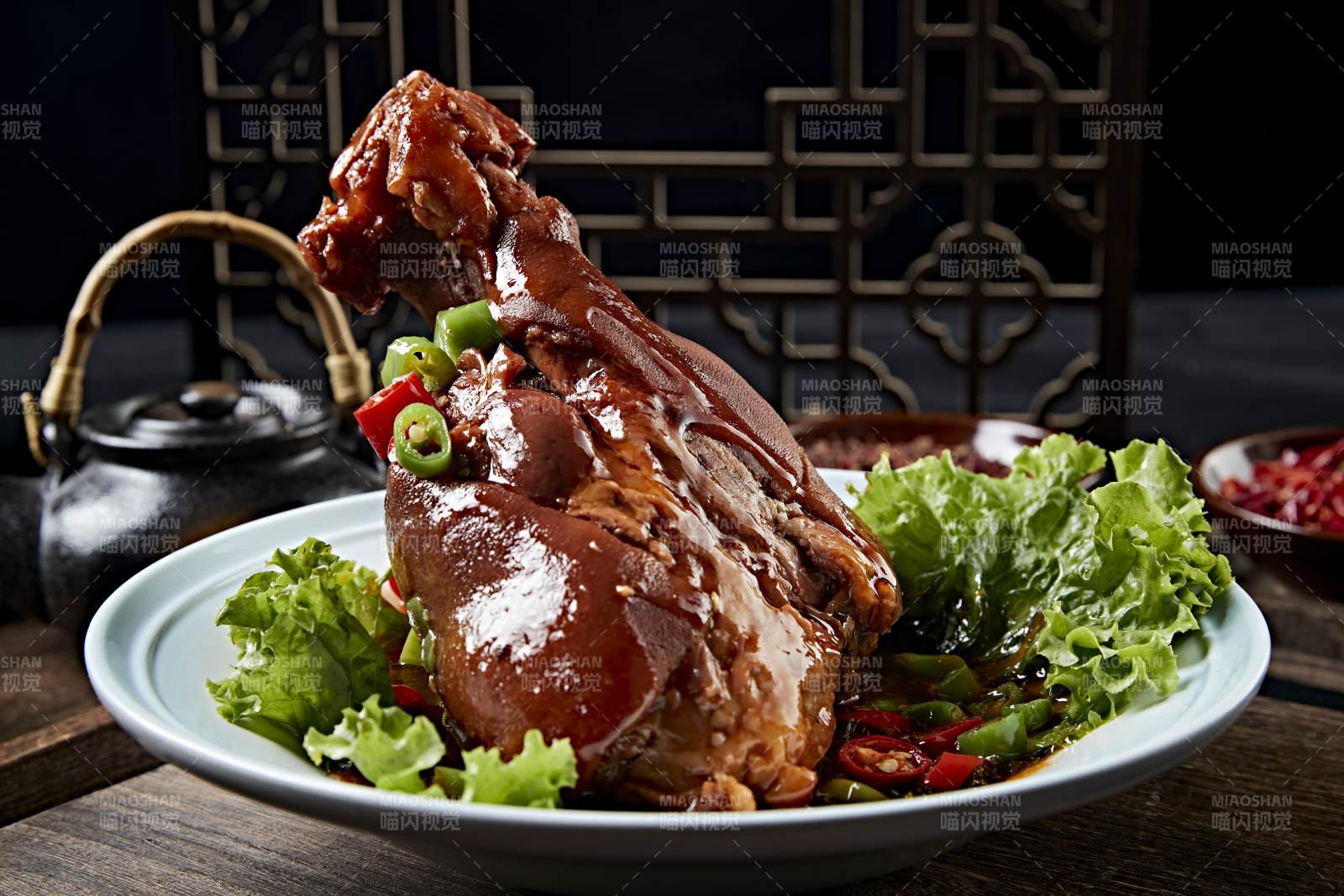 婚宴菜浇汁红焖肘子