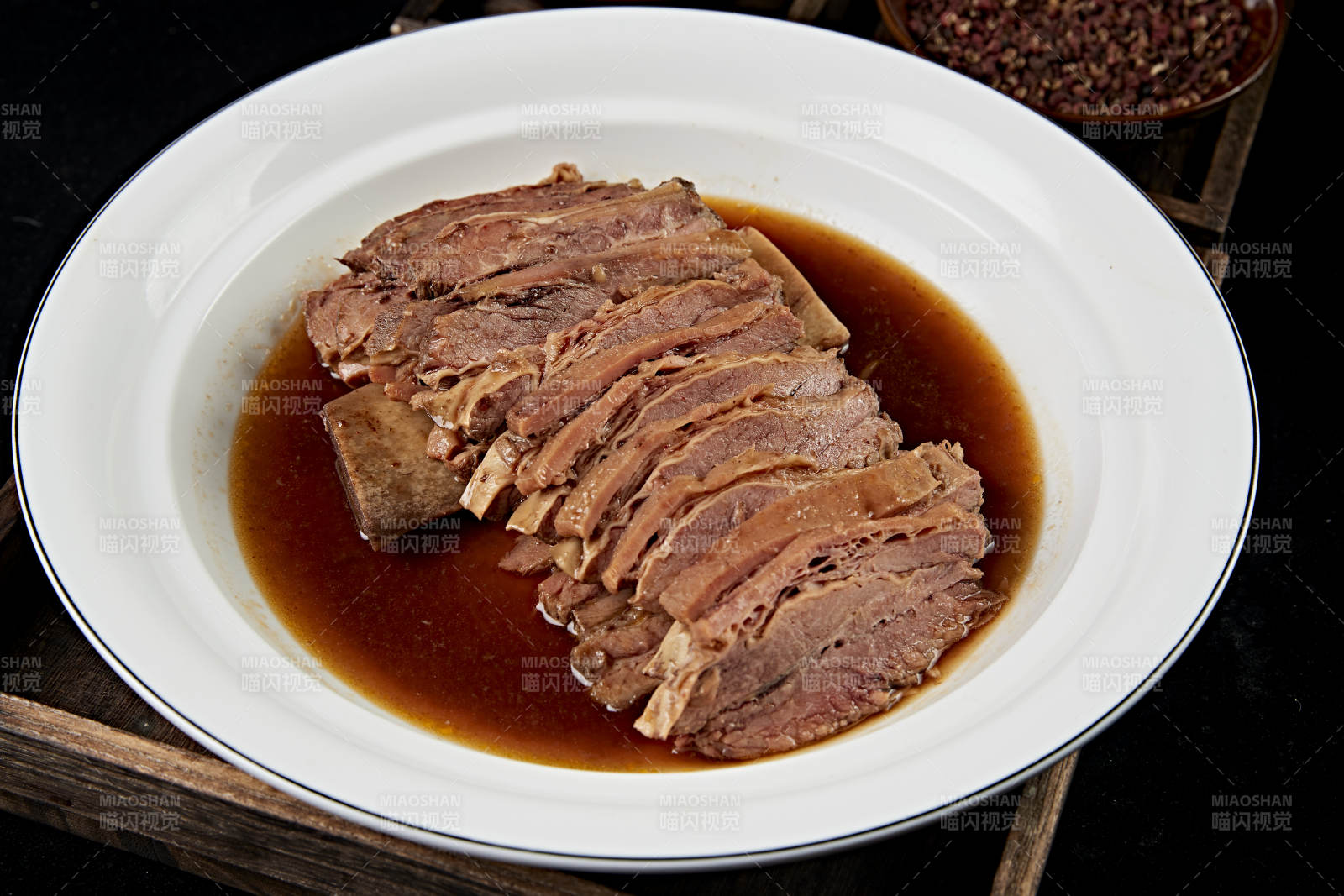 红油炖煮牛五花肉