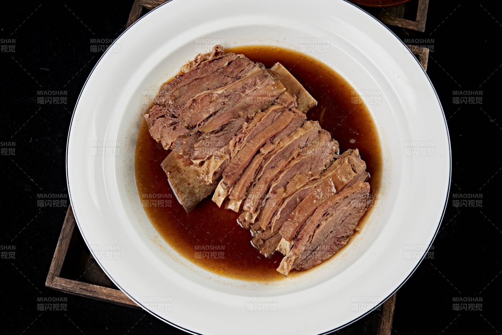 紅油燉煮牛五花肉