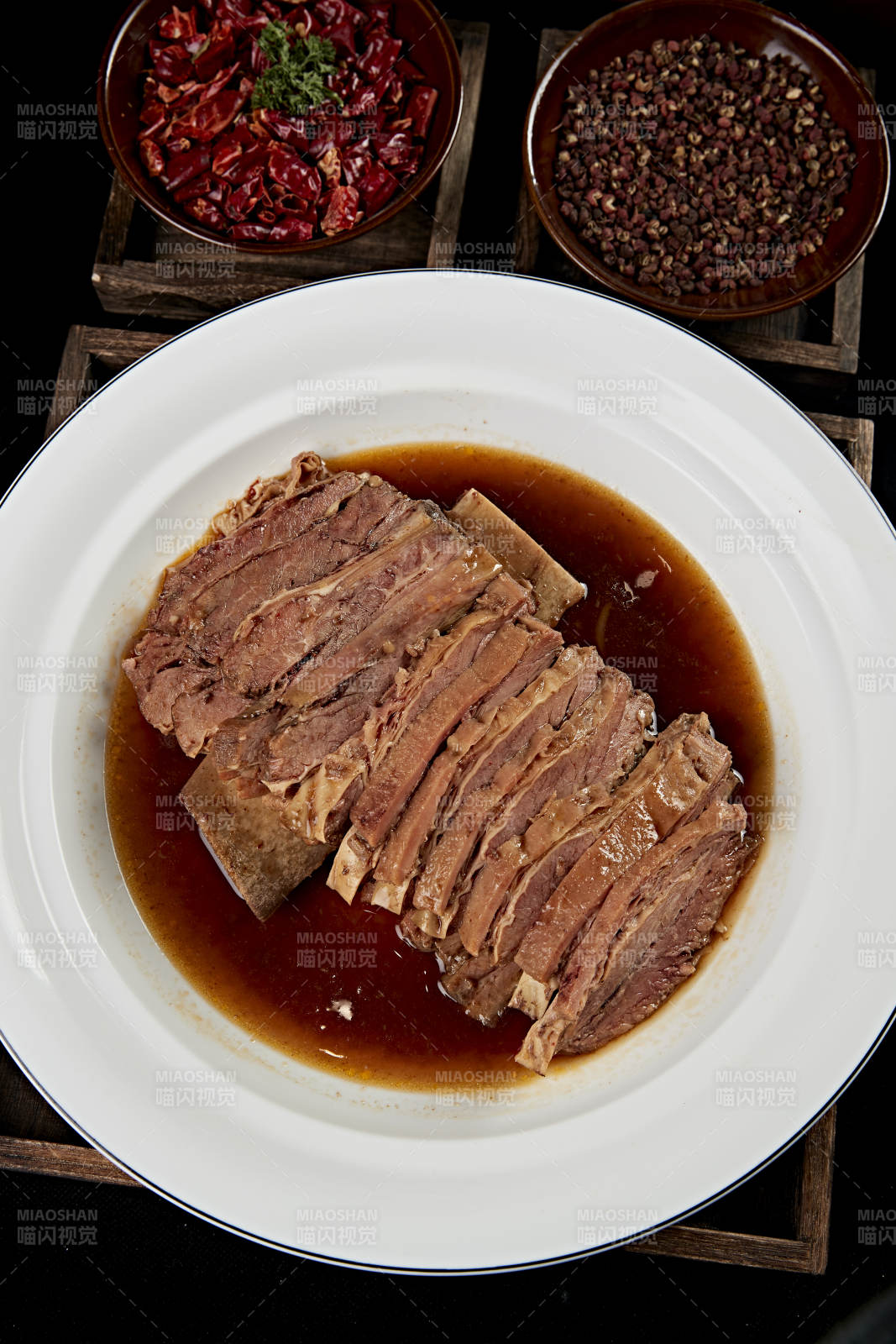 紅油燉煮牛五花肉