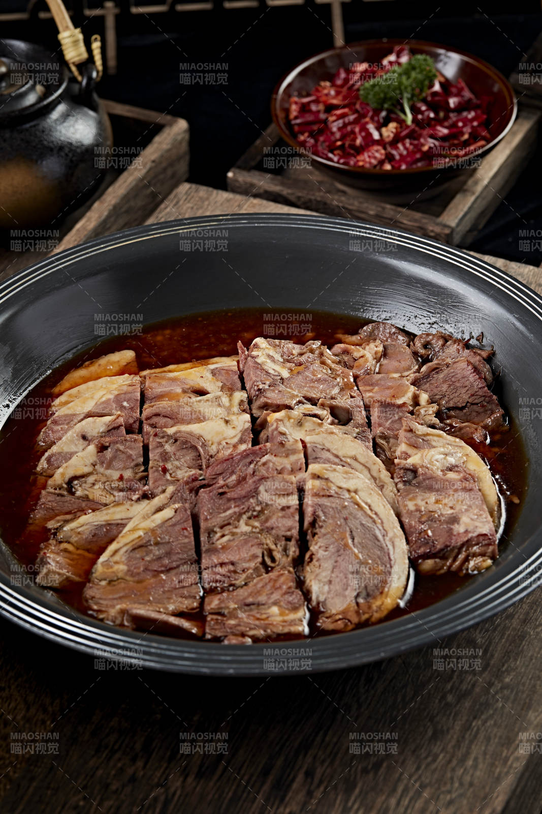 红油炖煮牛五花肉