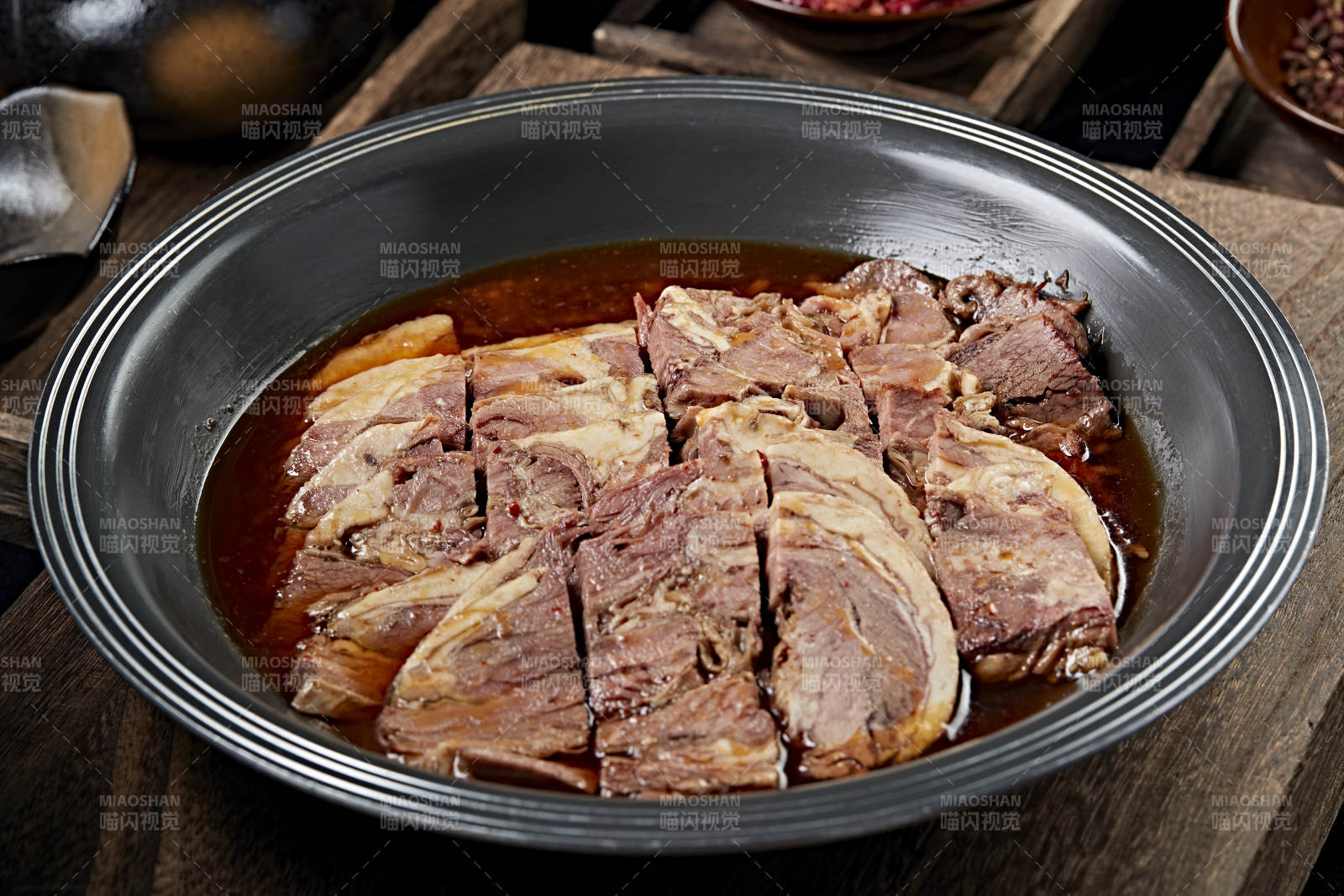 紅油燉煮牛五花肉