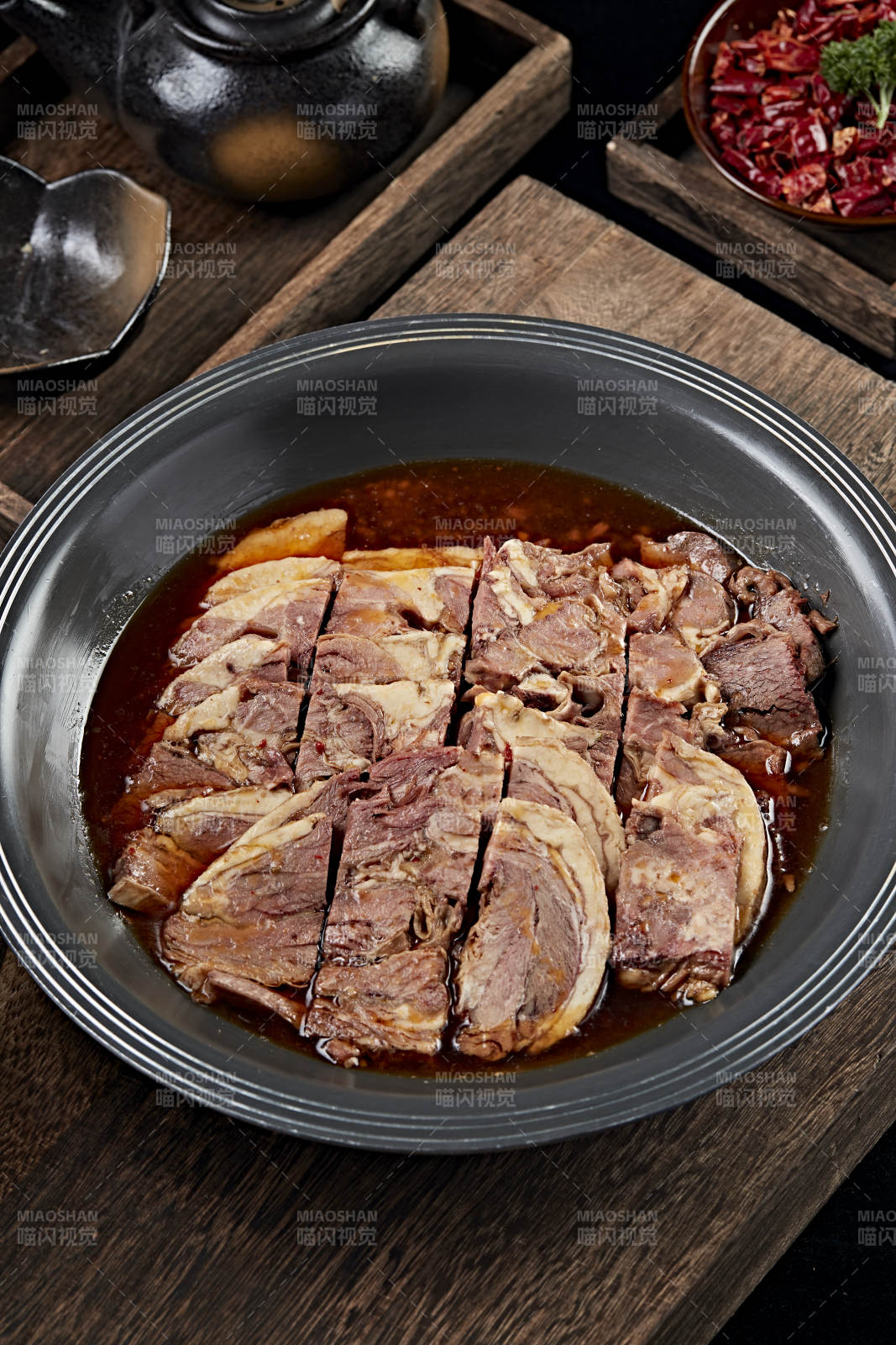 红油炖煮牛五花肉