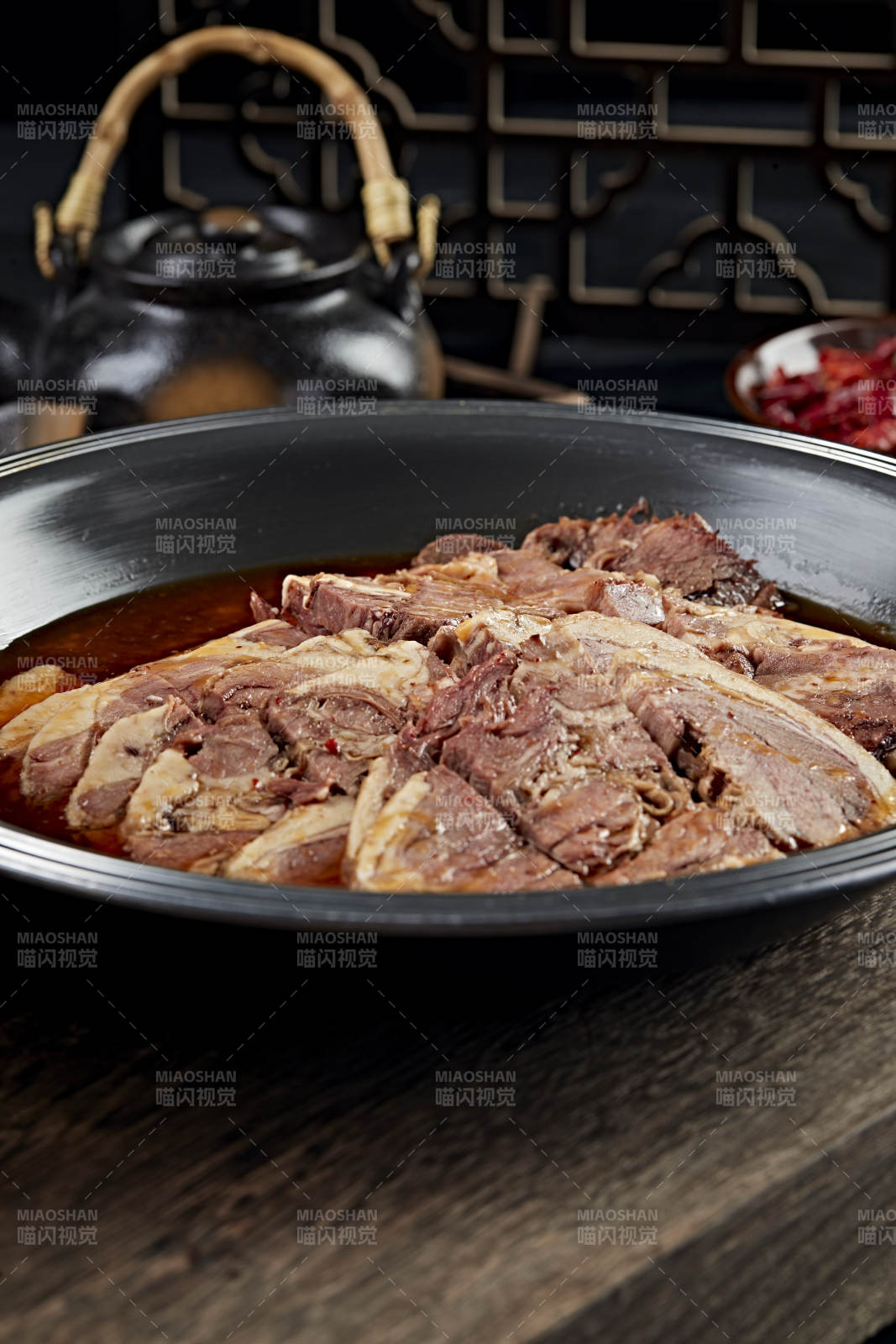 紅油燉煮牛五花肉