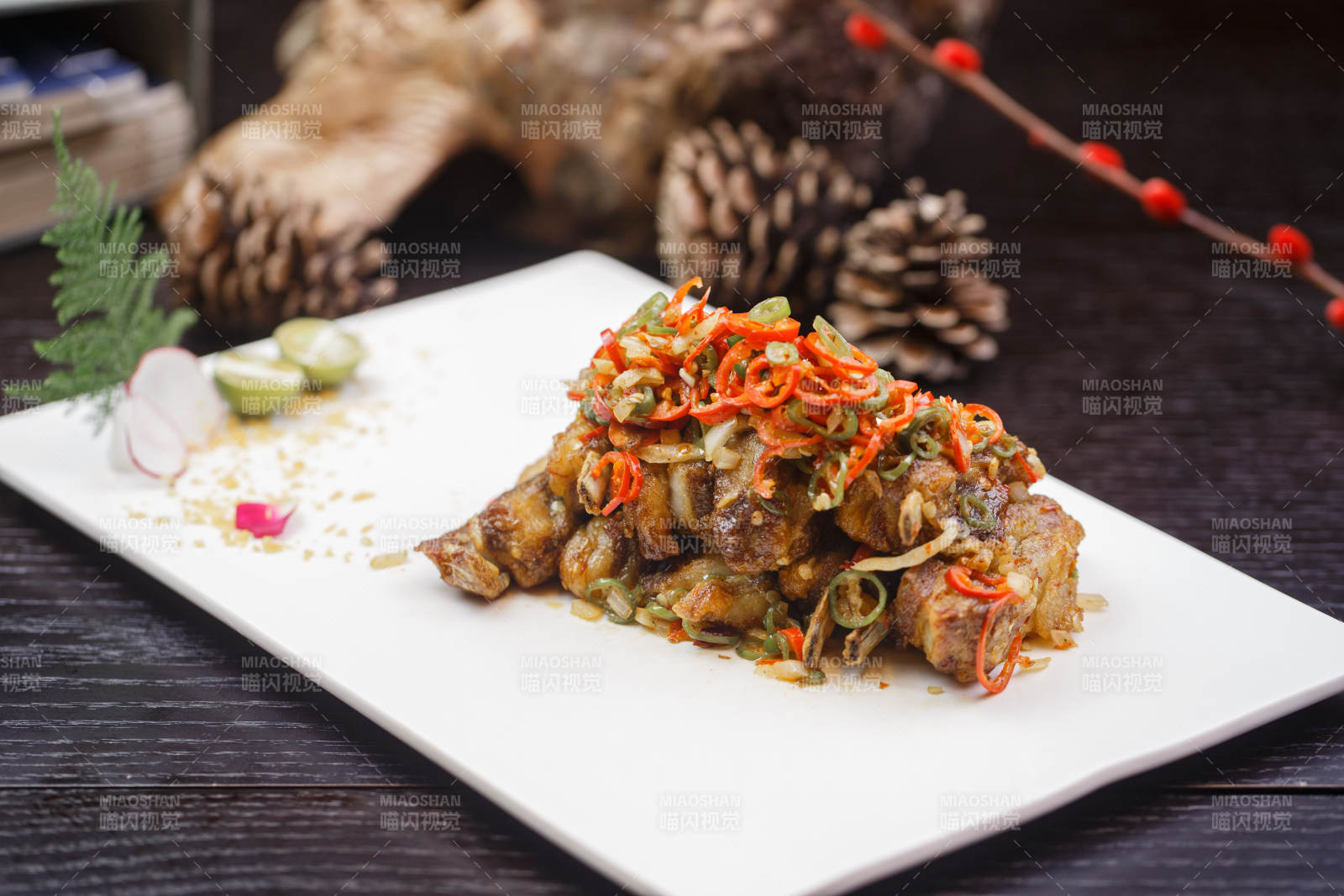 米色放瓷盤裝的酸辣豬小排