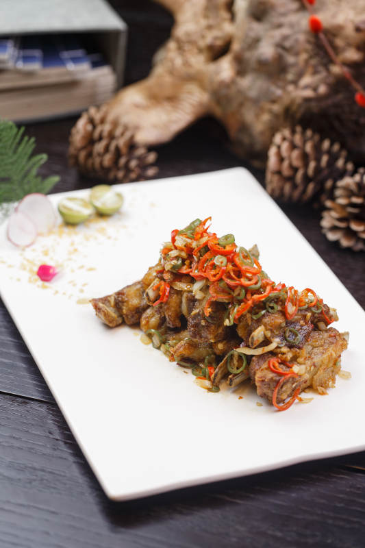 米色放瓷盘装的酸辣猪小排