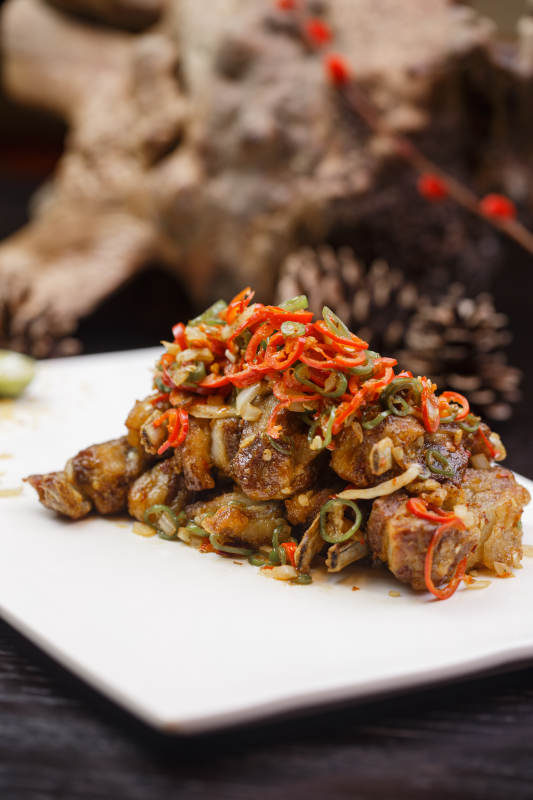 米色放瓷盘装的酸辣猪小排