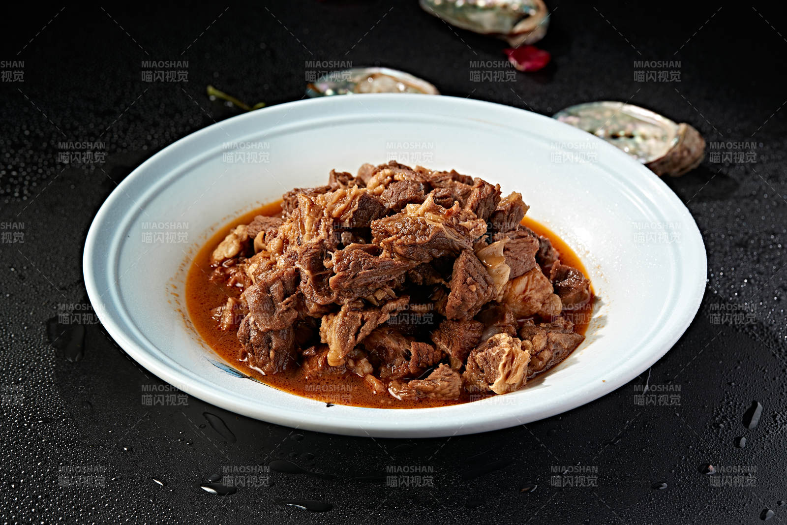 白色瓷盤裝的紅燒牛腱子