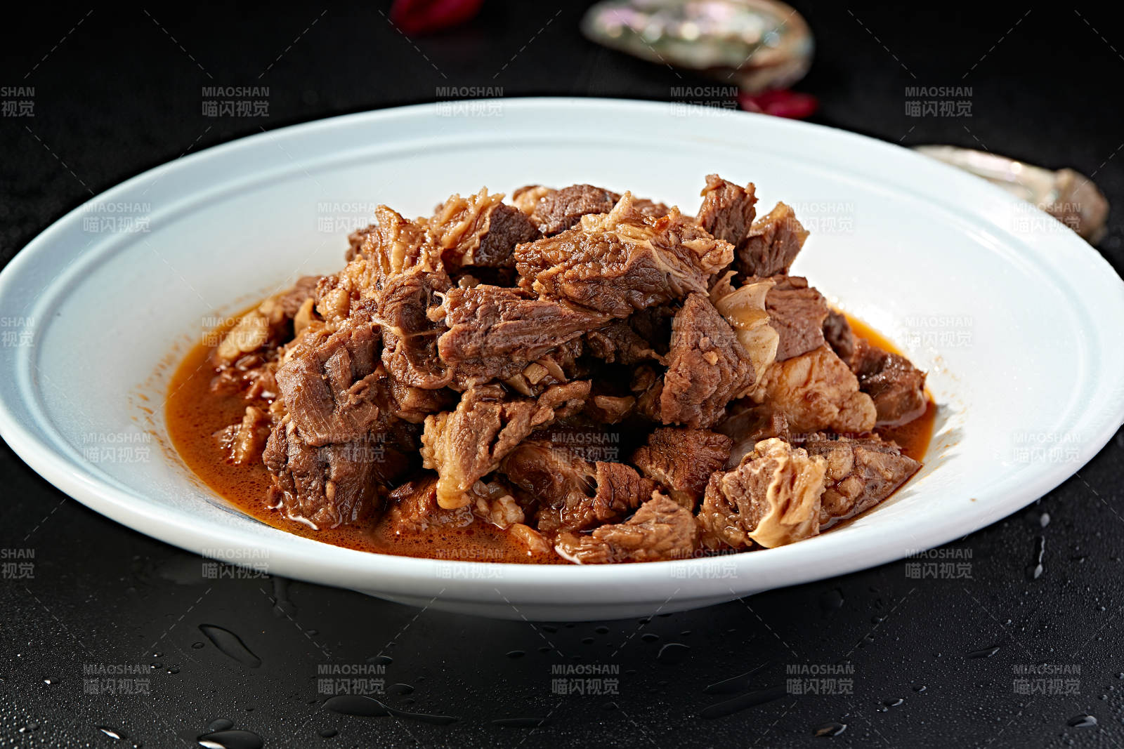 白色瓷盤裝的紅燒牛腱子