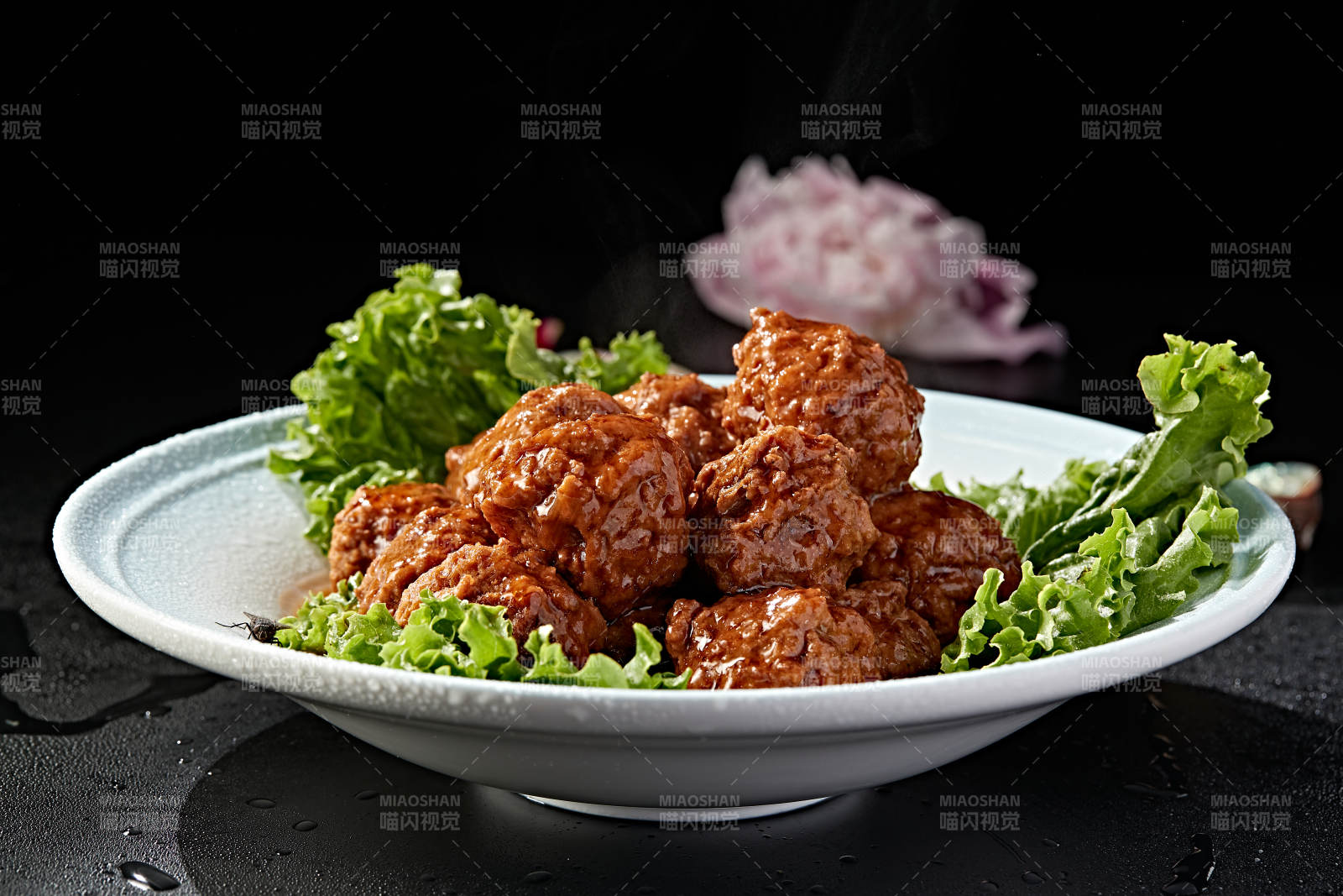 白色瓷盤裝的紅燒丸子