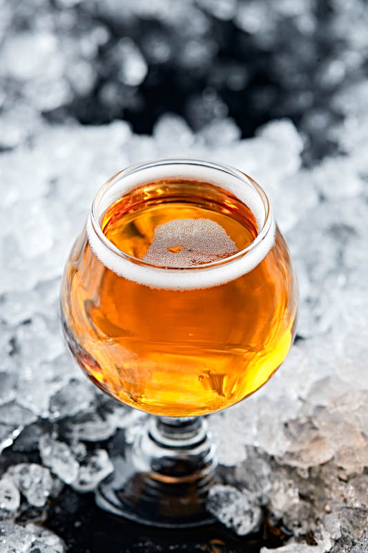 夏日里的冰鎮精釀啤酒