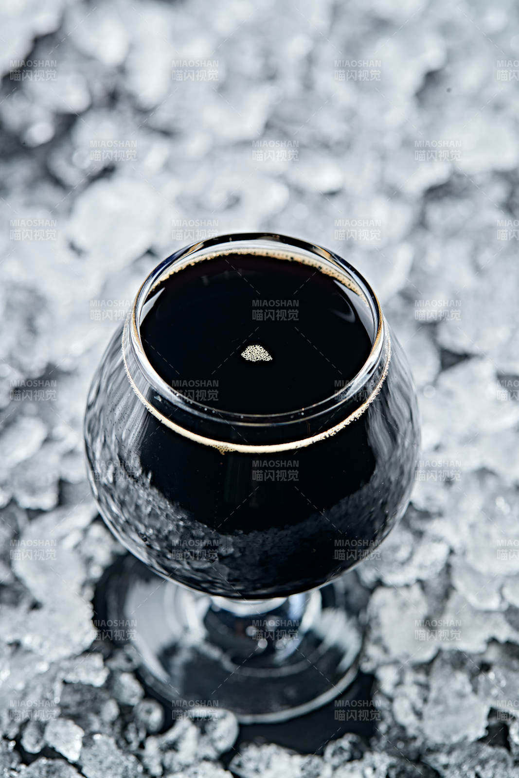 夏日里的冰鎮(zhèn)精釀啤酒