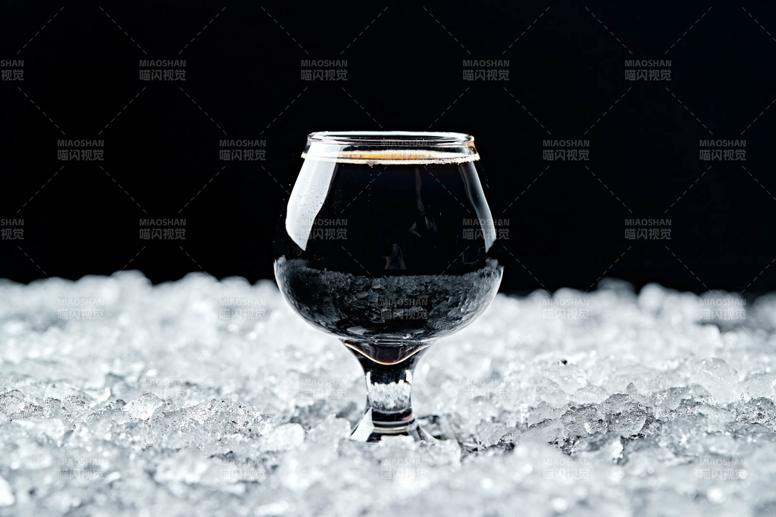 夏日里的冰鎮(zhèn)精釀啤酒