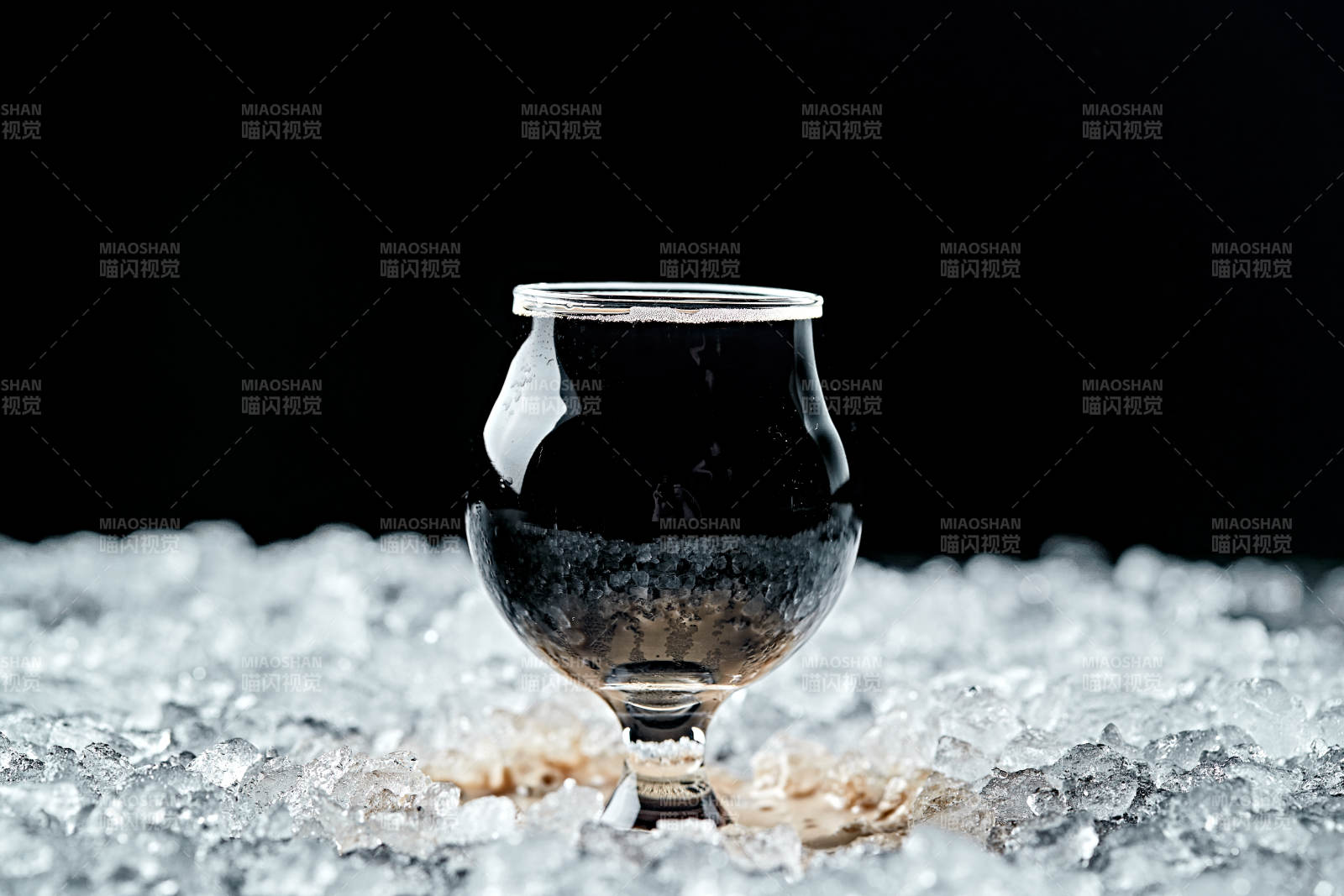 夏日里的冰镇精酿啤酒