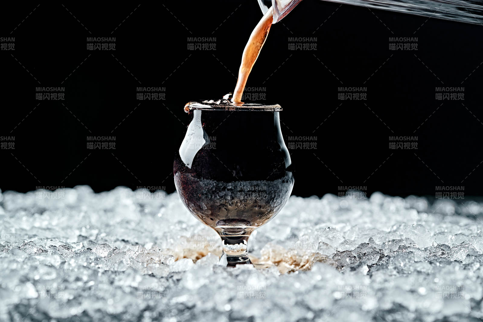 夏日里的冰镇精酿啤酒