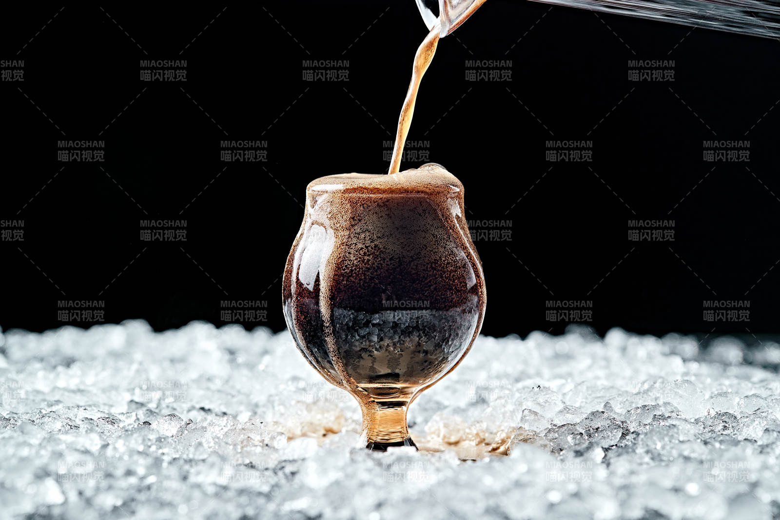 夏日里的冰镇精酿啤酒