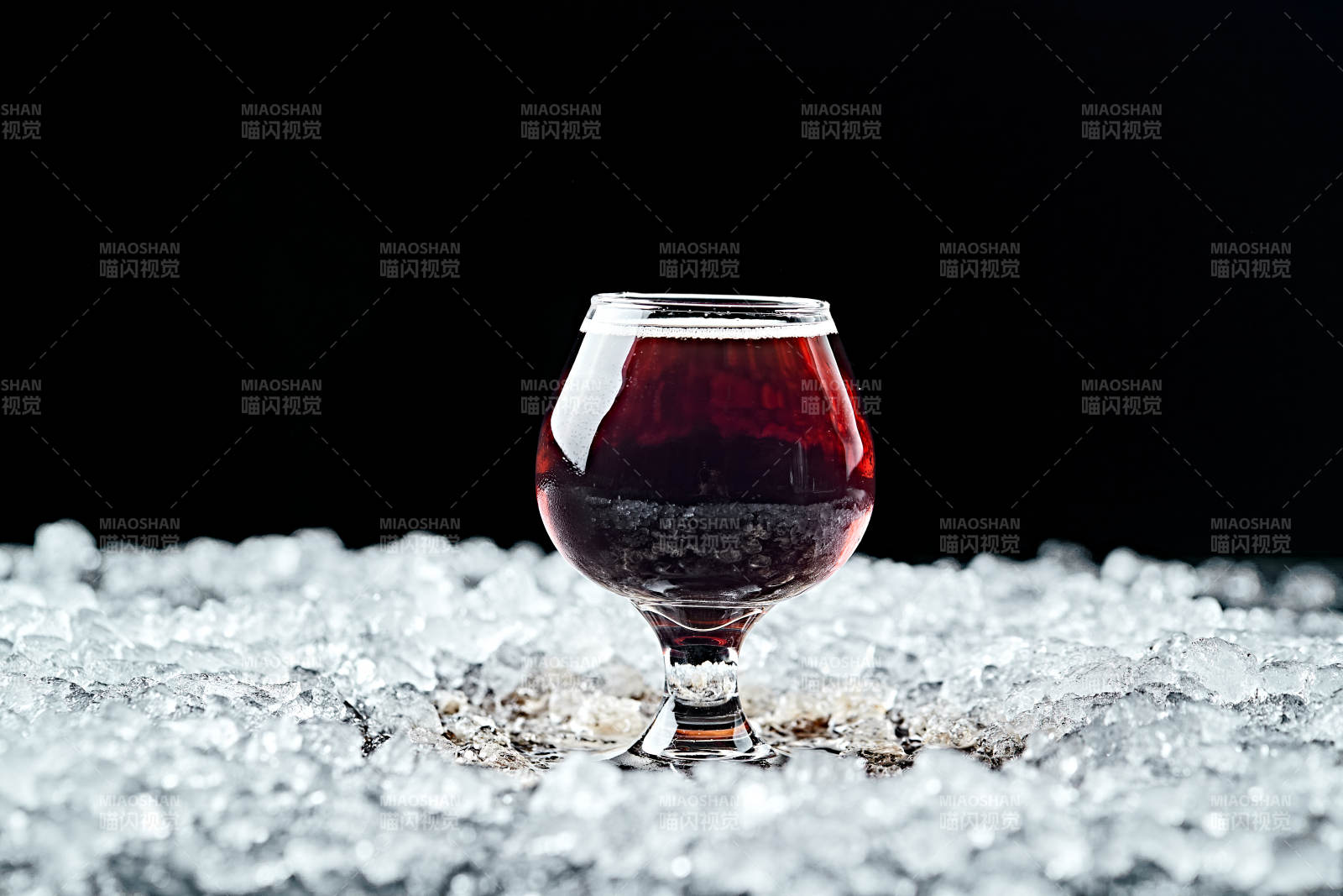 夏日里的冰镇精酿啤酒