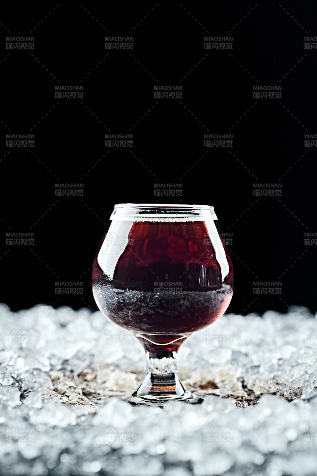 夏日里的冰镇精酿啤酒