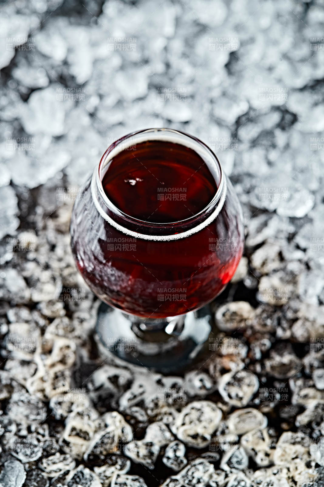 夏日里的冰镇精酿啤酒