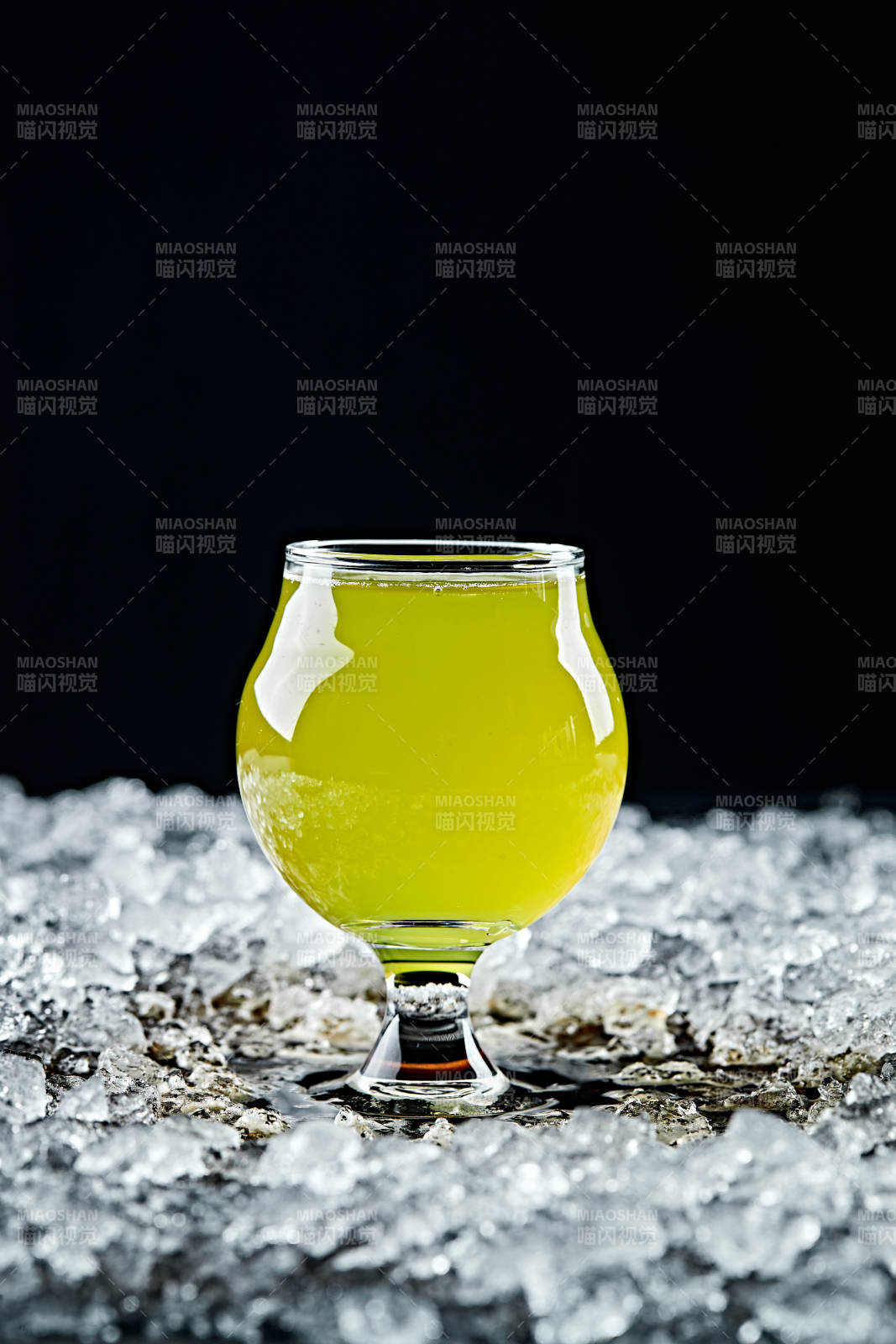 夏日里的冰镇精酿啤酒