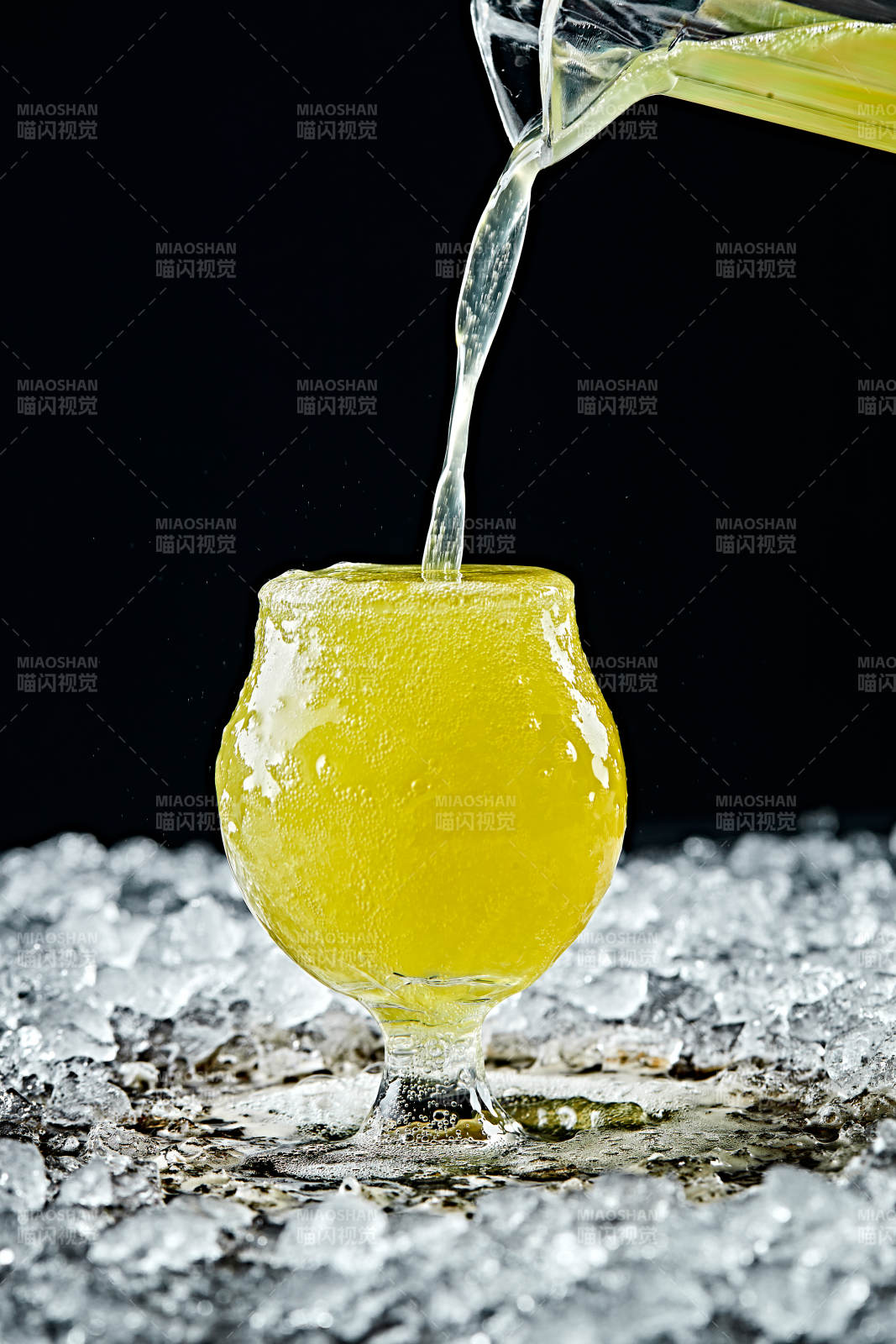 夏日里的冰镇精酿啤酒