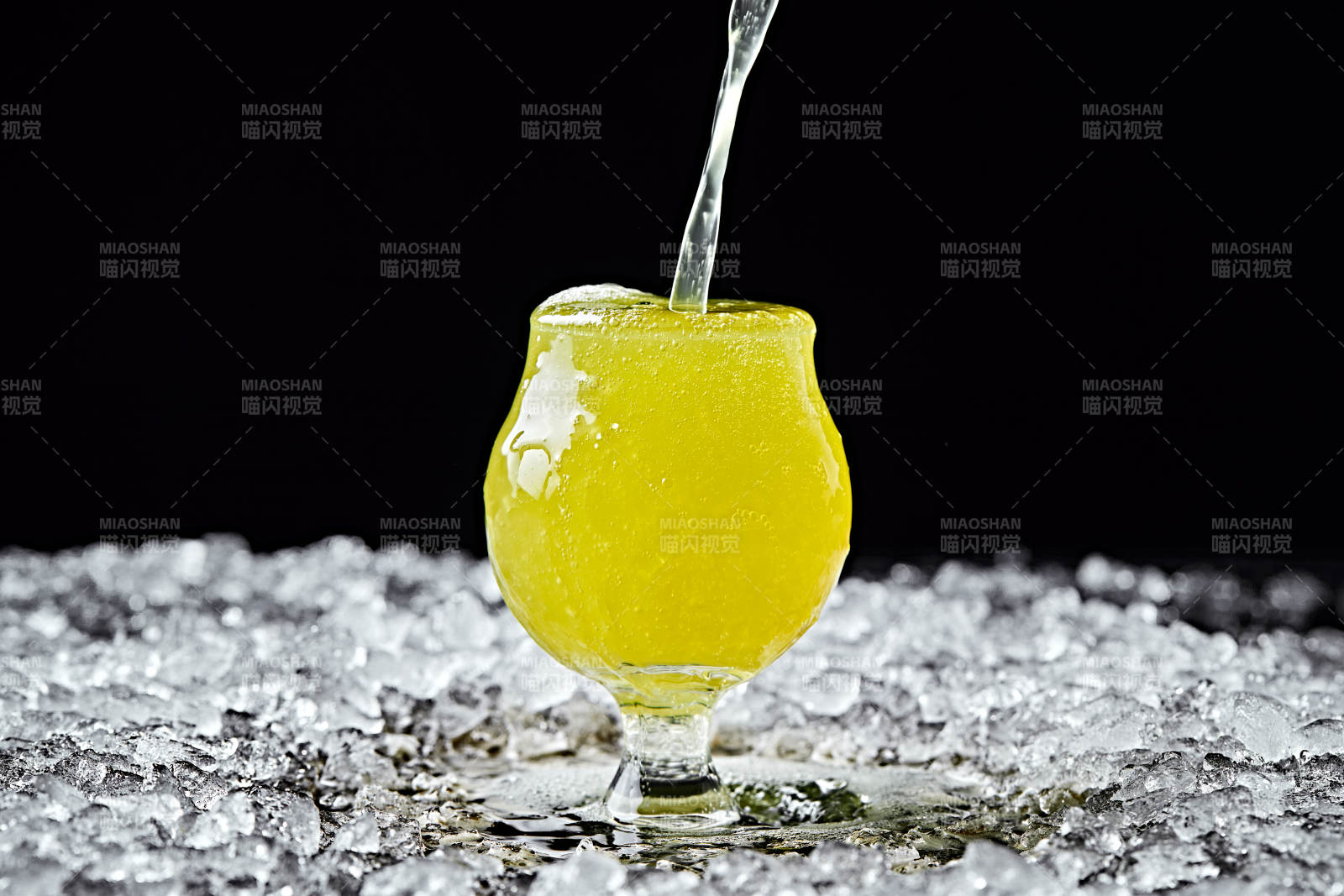 夏日里的冰镇精酿啤酒