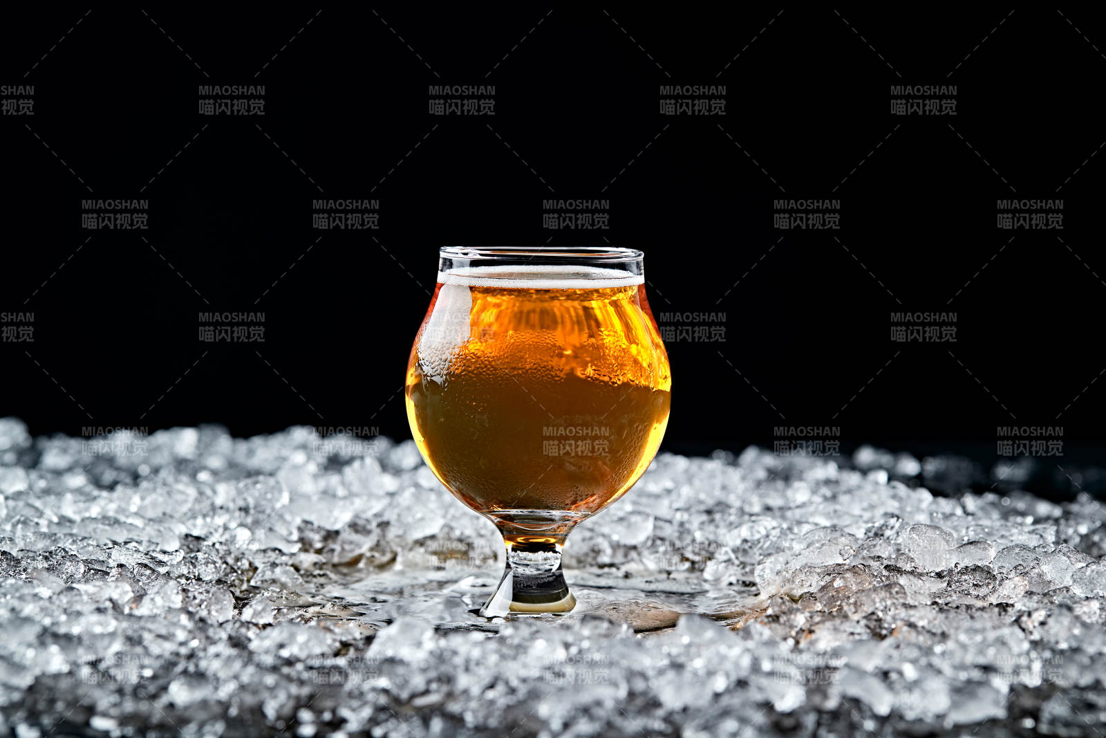 夏日里的冰镇精酿啤酒