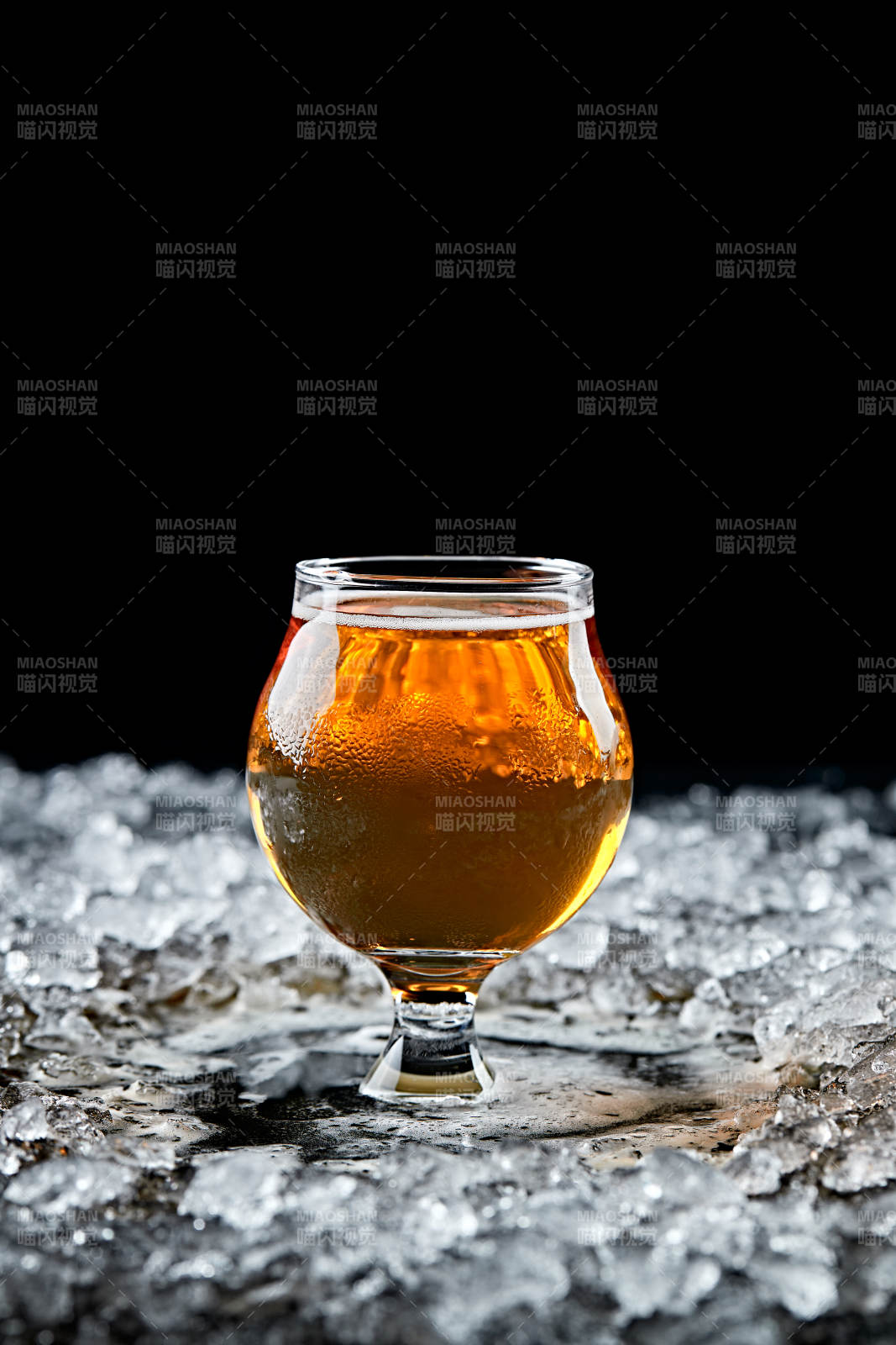 夏日里的冰镇精酿啤酒