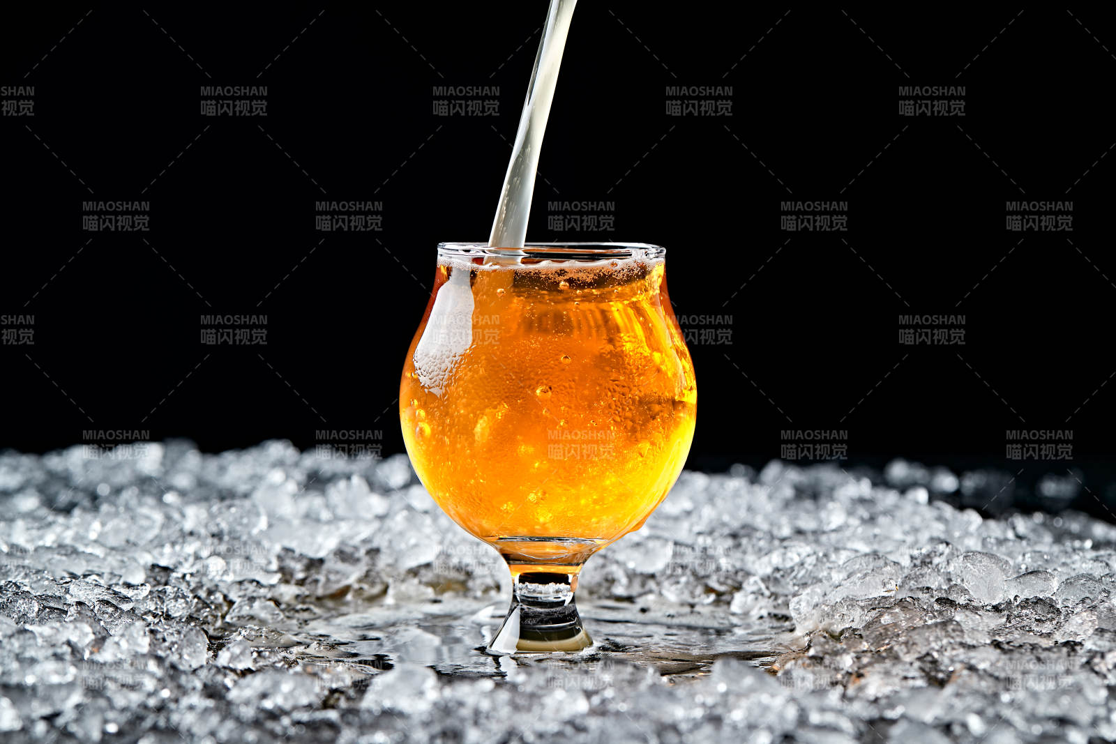 夏日里的冰镇精酿啤酒