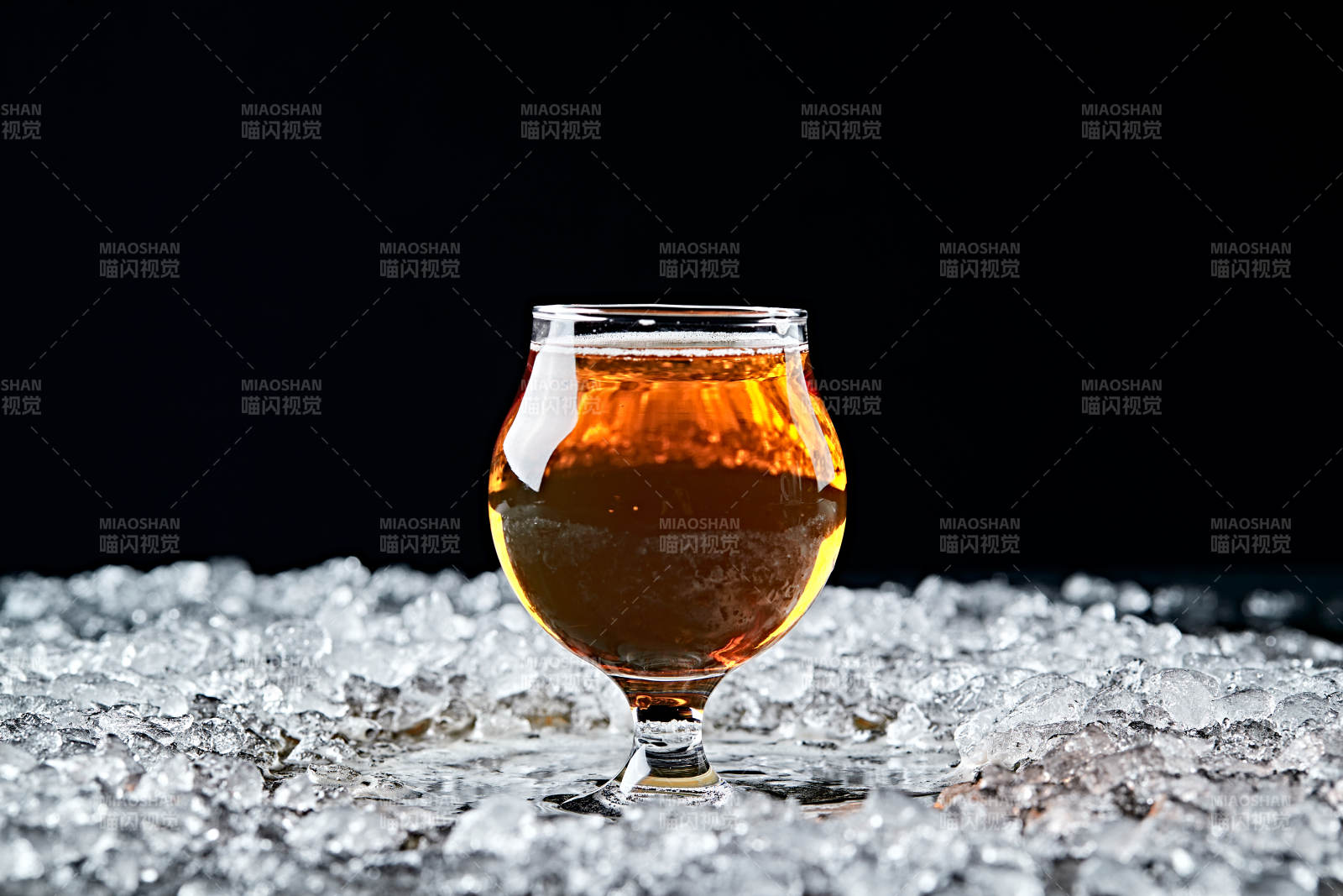 夏日里的冰镇精酿啤酒