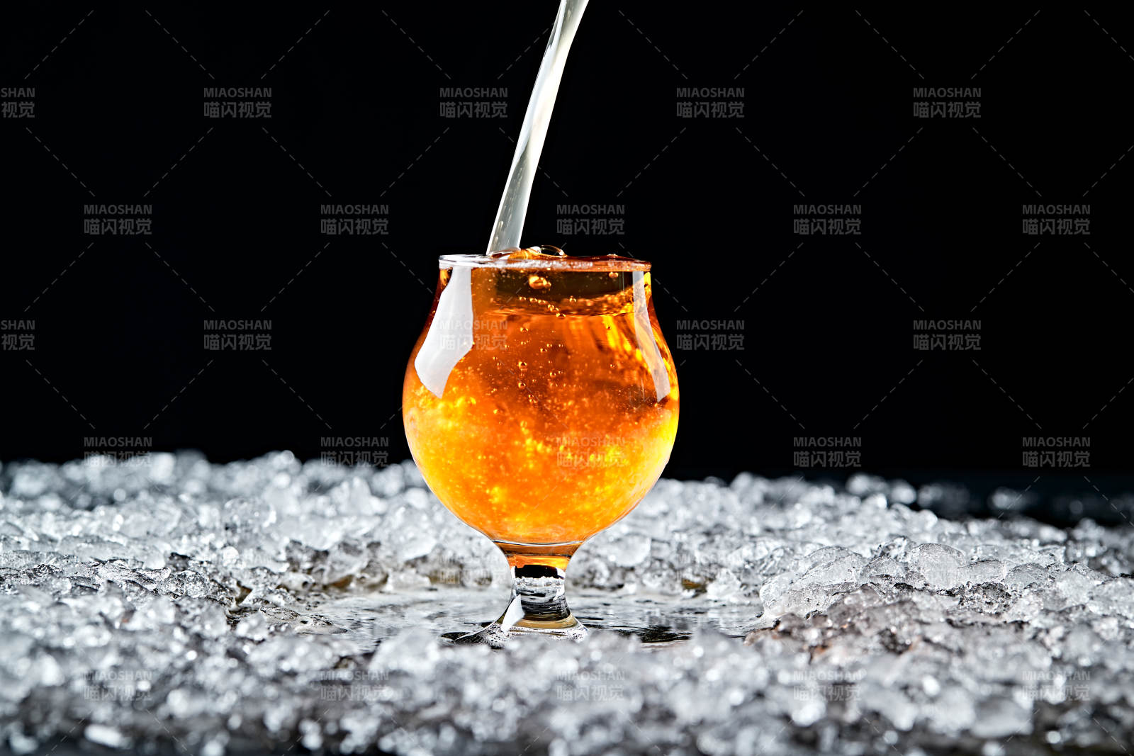 夏日里的冰镇精酿啤酒