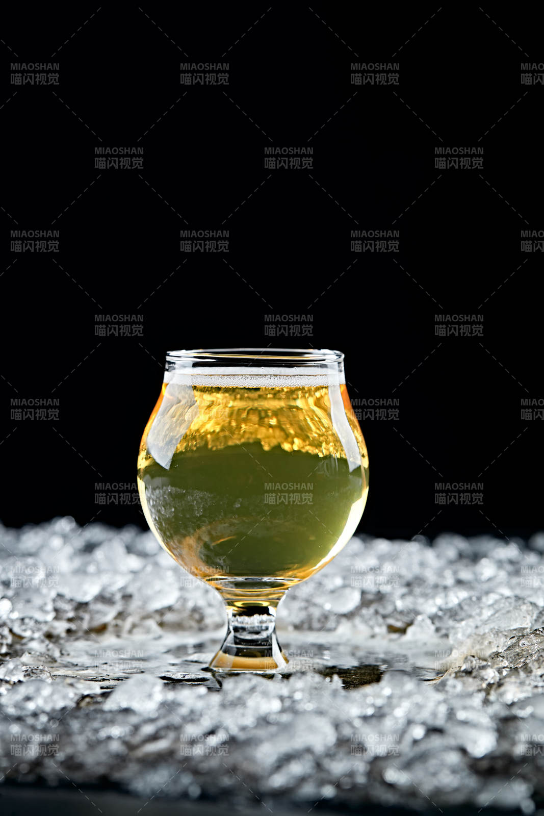 夏日里的冰镇精酿啤酒