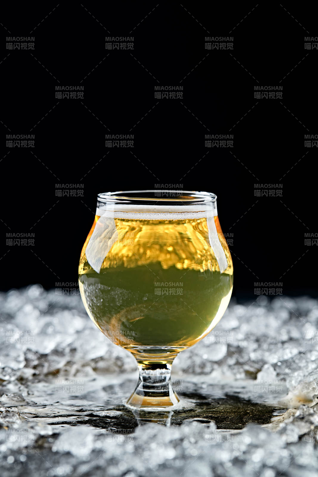 夏日里的冰镇精酿啤酒