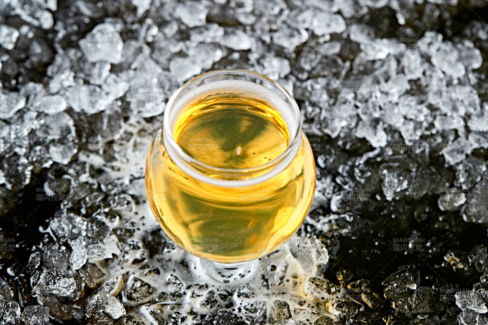 夏日里的冰镇精酿啤酒