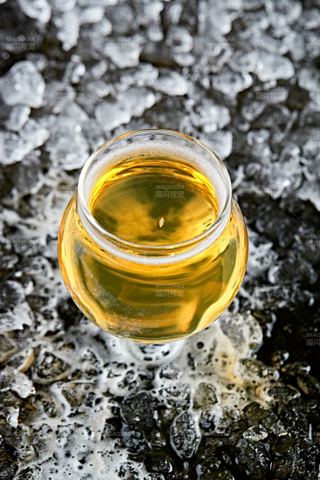 夏日里的冰镇精酿啤酒