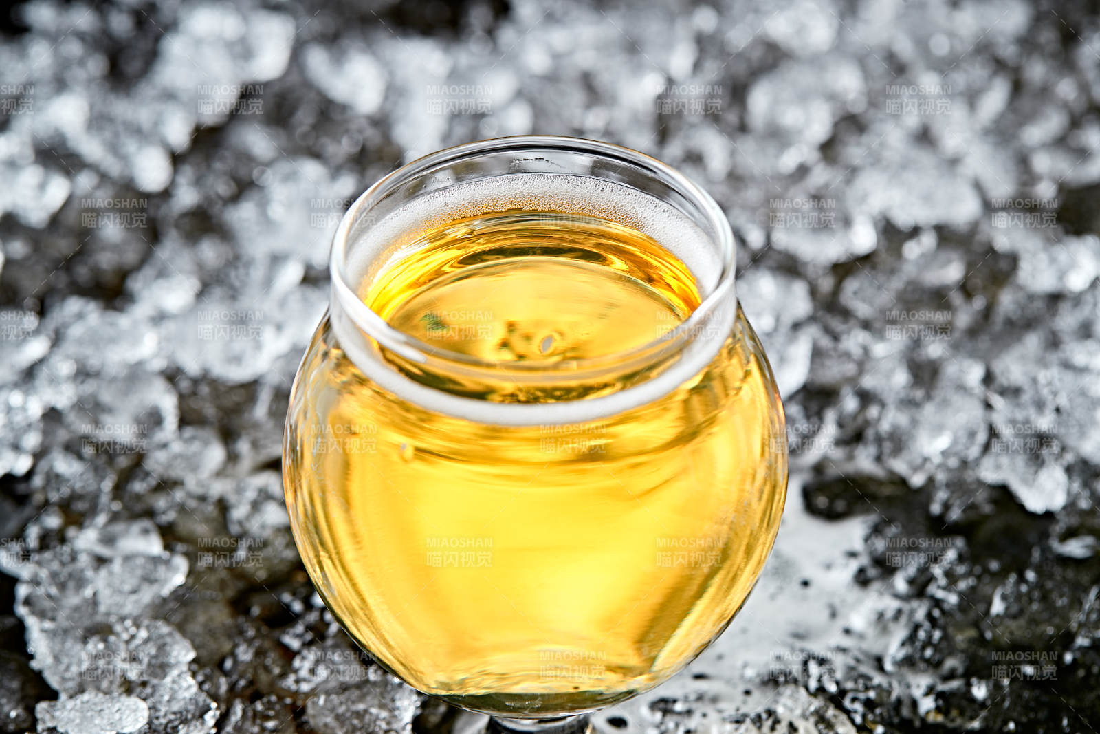 夏日里的冰镇精酿啤酒