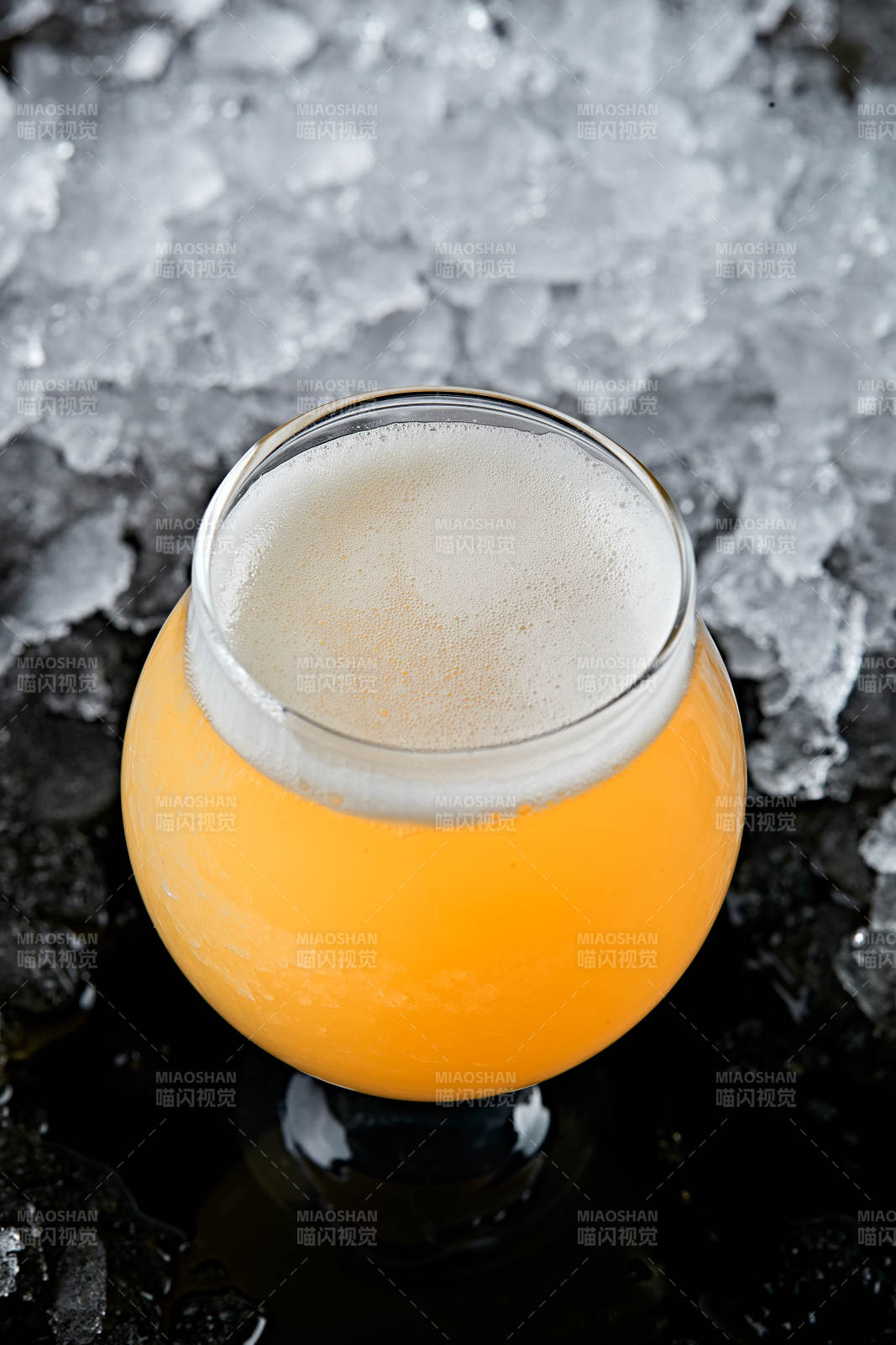 夏日里的冰镇精酿啤酒