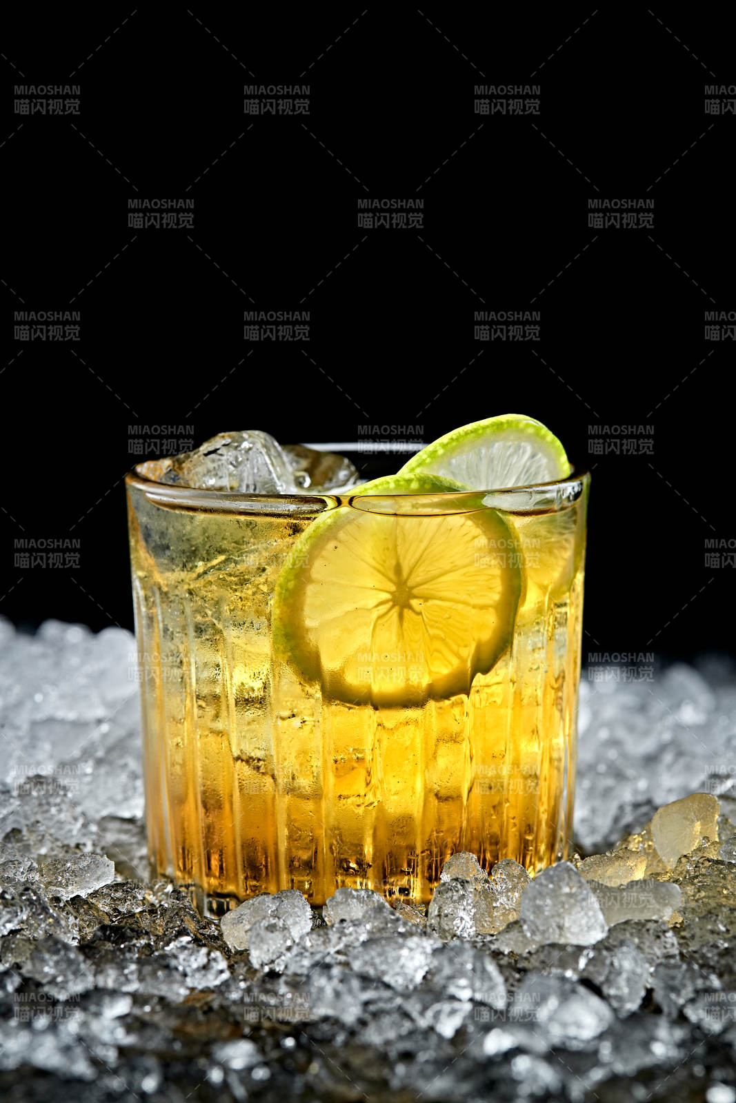 調(diào)制含酒精類飲品青檸金酒威士忌