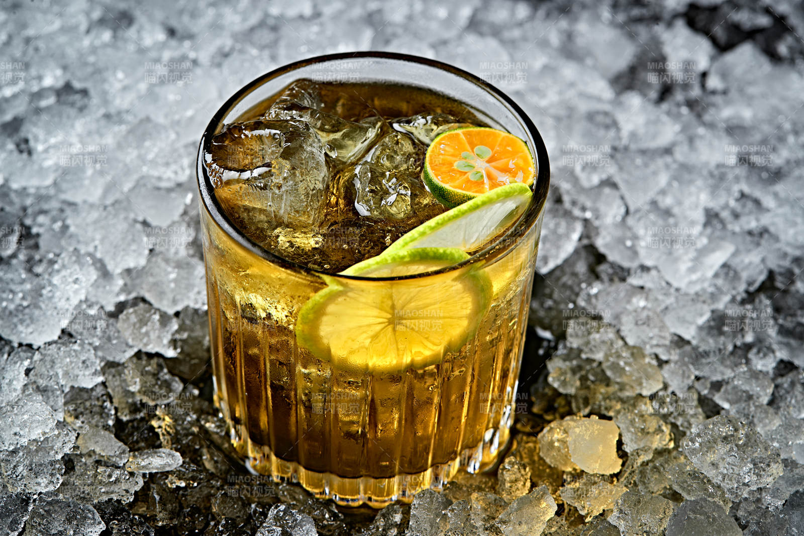 调制含酒精类饮品青柠金酒威士忌