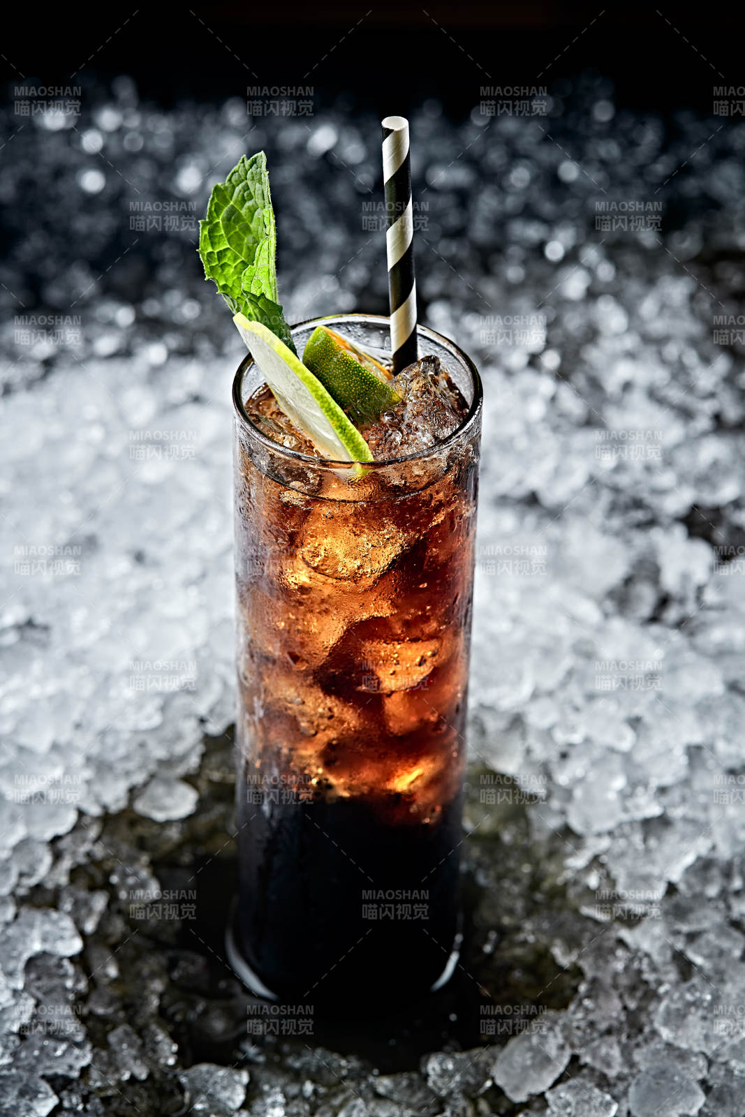 调制含酒精类饮品冰饮可乐黑方威士忌